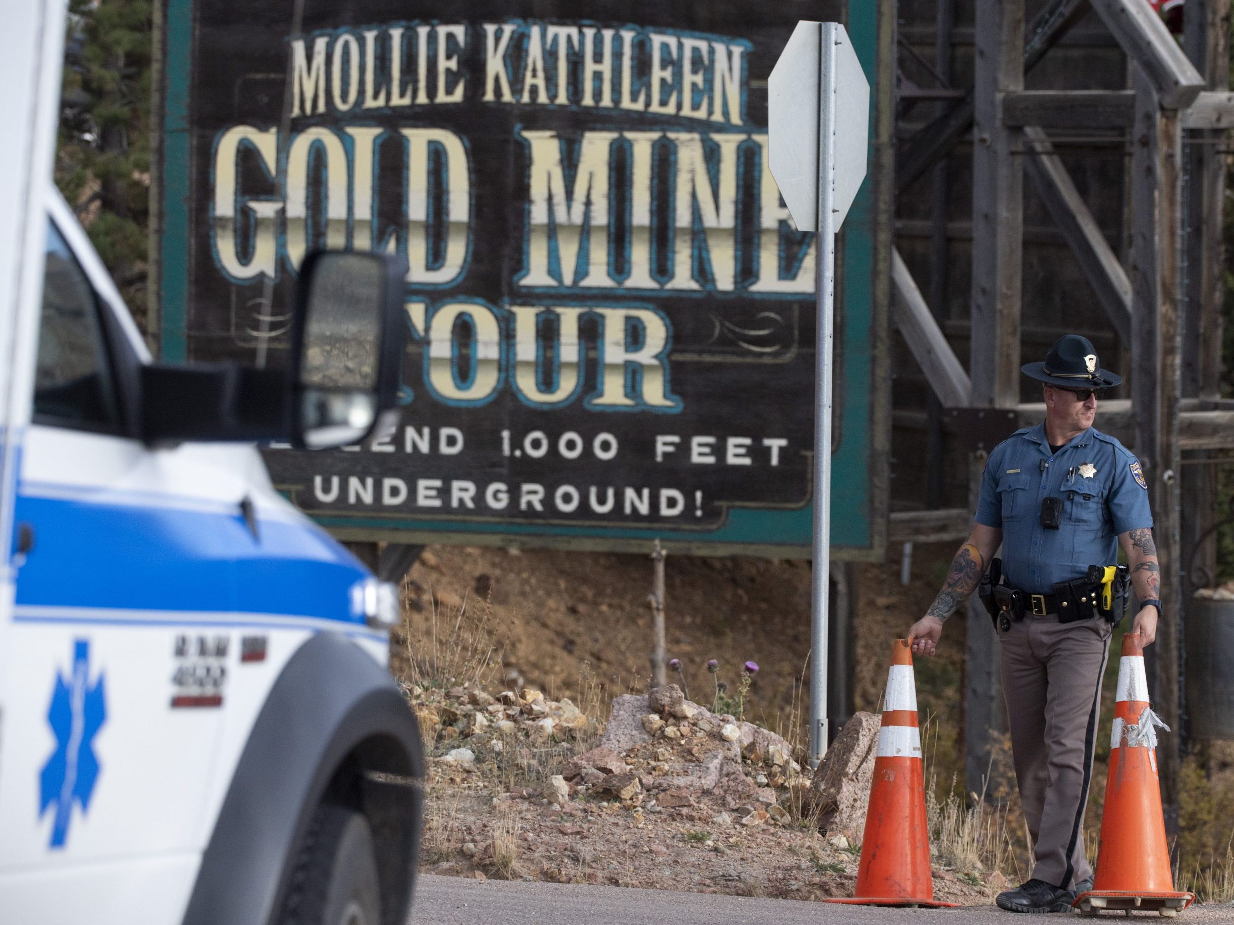 Zwölf Personen konnte aus einer Goldmine in Colorado gerettet werden - für eine Person kam jede Hilfe zu spät. Zwölf Personen konnte aus einer Goldmine in Colorado gerettet werden - für eine Person kam jede Hilfe zu spät.