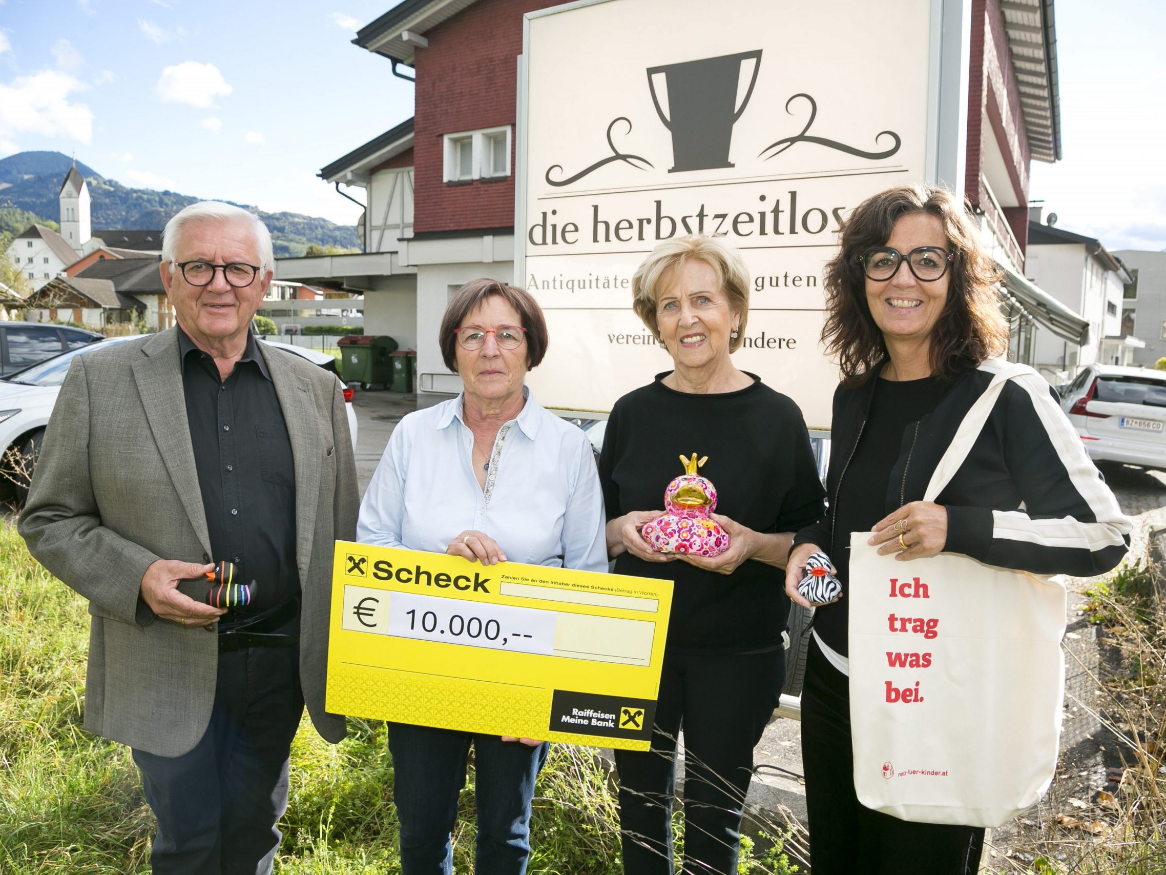 Conny Amann, Margit Fleisch, Brigitte Mathis und Franz Abbrederis bei der Scheckübergabe.