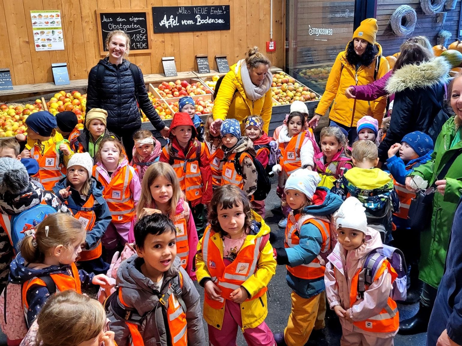 Im Rahmen des Themas „Erntedank“ besuchten 30 Kinder vom Hörbranzer Kindergarten Dorf den Obsthof Leiblachtal, um einmal einen Blick hinter die Kulissen dieses obstverarbeitenden Betriebes zu werfen. Im Rahmen des Themas „Erntedank“ besuchten 30 Kinder vom Hörbranzer Kindergarten Dorf den Obsthof Leiblachtal, um einmal einen Blick hinter die Kulissen dieses obstverarbeitenden Betriebes zu werfen.