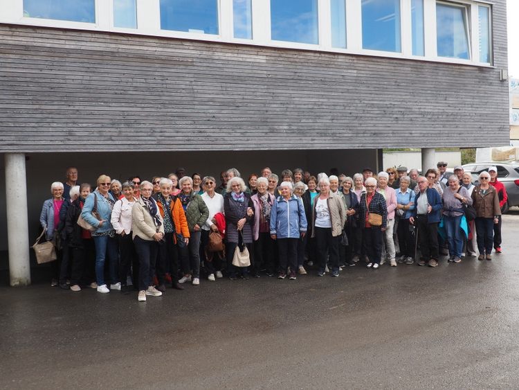 Die Gruppe vor dem Sägewerk Welte Holz.