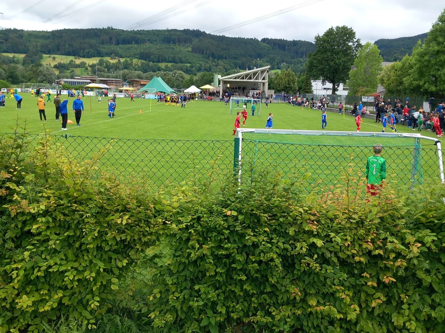 Ein abwechslungsreiches Wochenende bietet Fußball in verschiedenen Altersklassen und lädt dazu ein, die heimischen Teams tatkräftig zu unterstützen. Ein abwechslungsreiches Wochenende bietet Fußball in verschiedenen Altersklassen und lädt dazu ein, die heimischen Teams tatkräftig zu unterstützen.