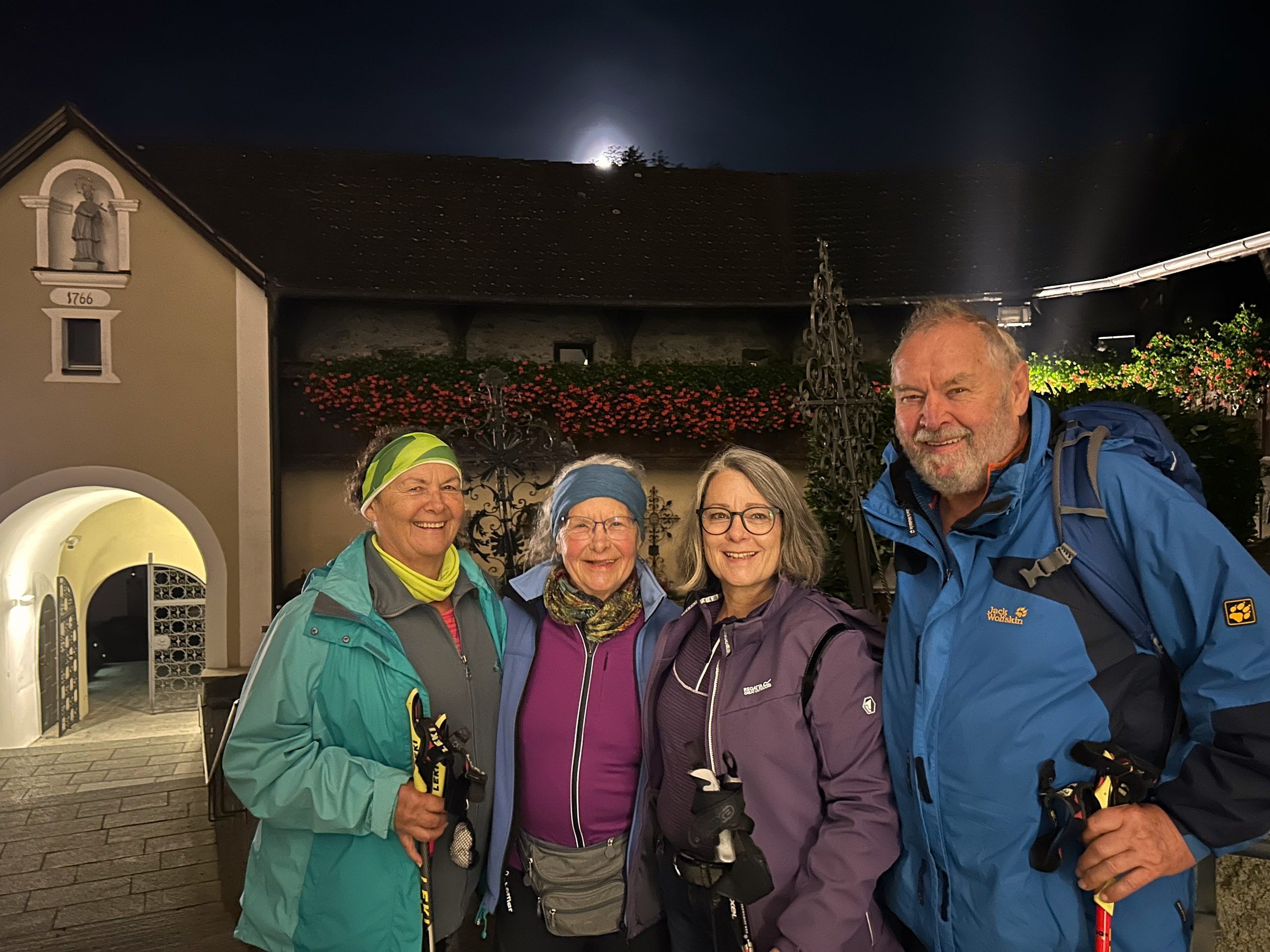 Freuen sich nach der Ankunft: Waltraud Dobler, Emma Stückler, Beate Schuler und Herbert Dobler. Freuen sich nach der Ankunft: Waltraud Dobler, Emma Stückler, Beate Schuler und Herbert Dobler.