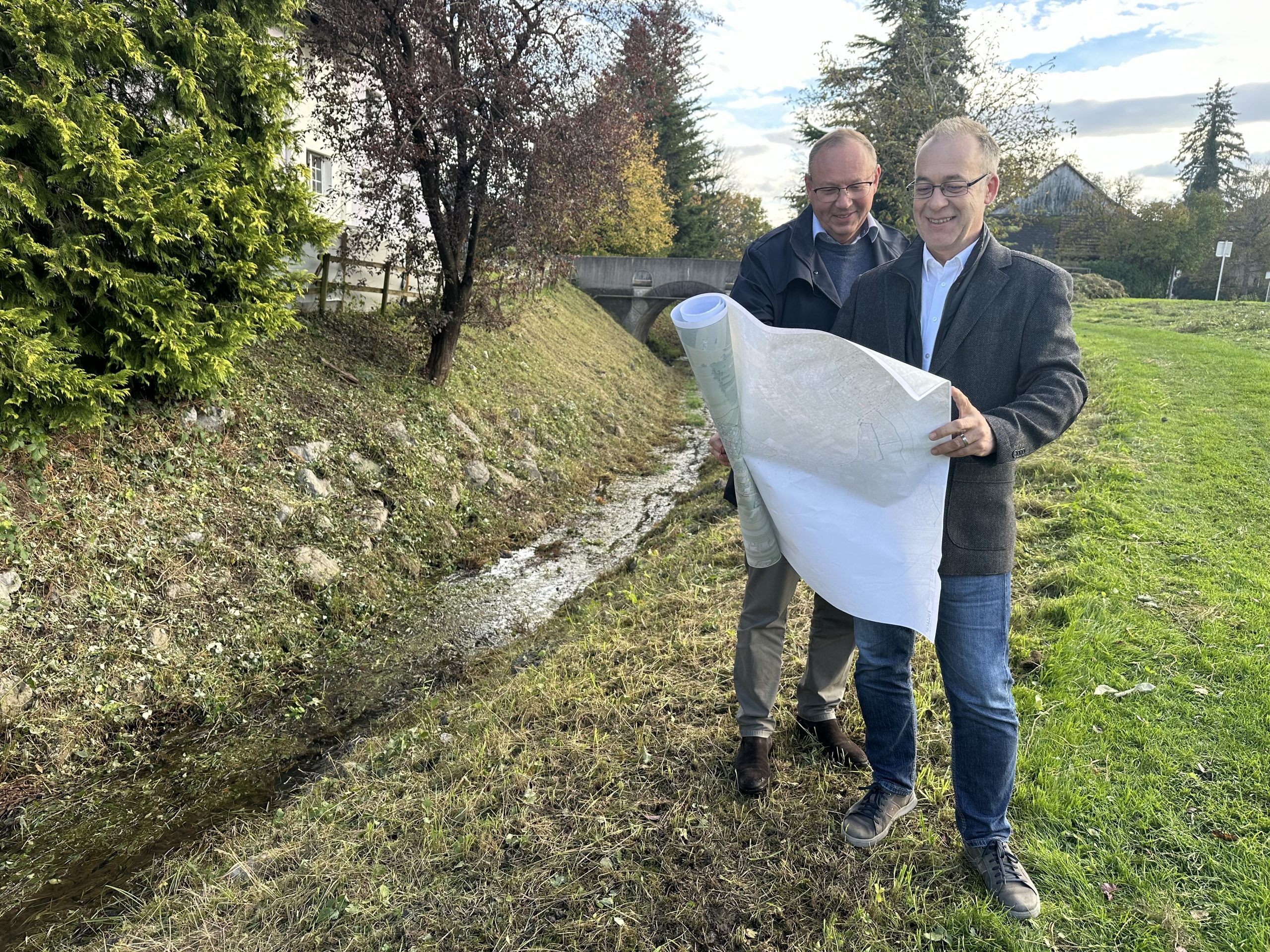 Bürgermeister Thomas Fitz und Wasserbautechniker DI Michael Gasser machten sich bei einem Lokalaugenschein ein Bild vom aktuellen Zustand der Fussach. Bürgermeister Thomas Fitz und Wasserbautechniker DI Michael Gasser machten sich bei einem Lokalaugenschein ein Bild vom aktuellen Zustand der Fussach.