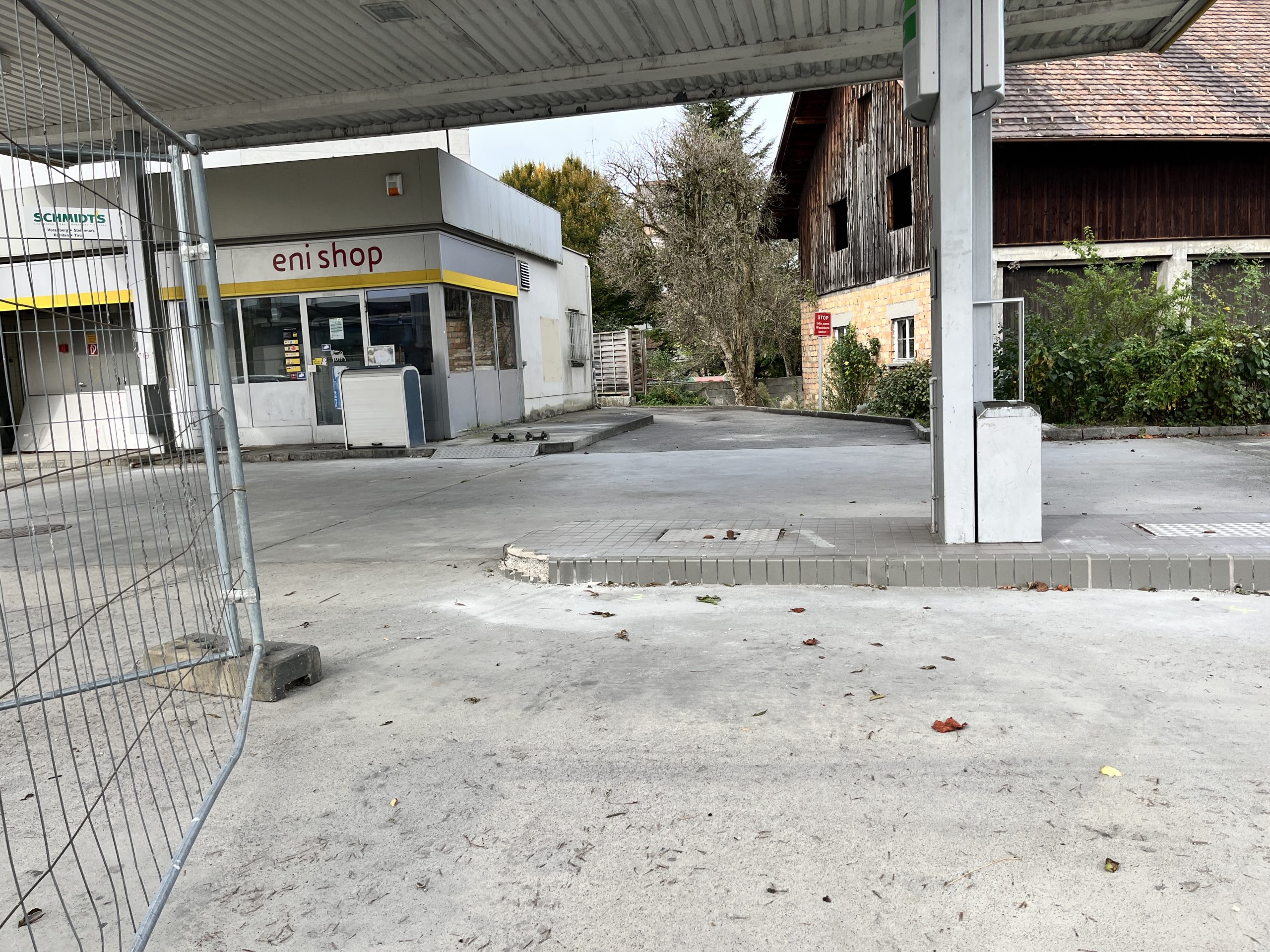 Laut Internet-Recherche wurde die Tankstelle 2002 eröffnet. Laut Internet-Recherche wurde die Tankstelle 2002 eröffnet.