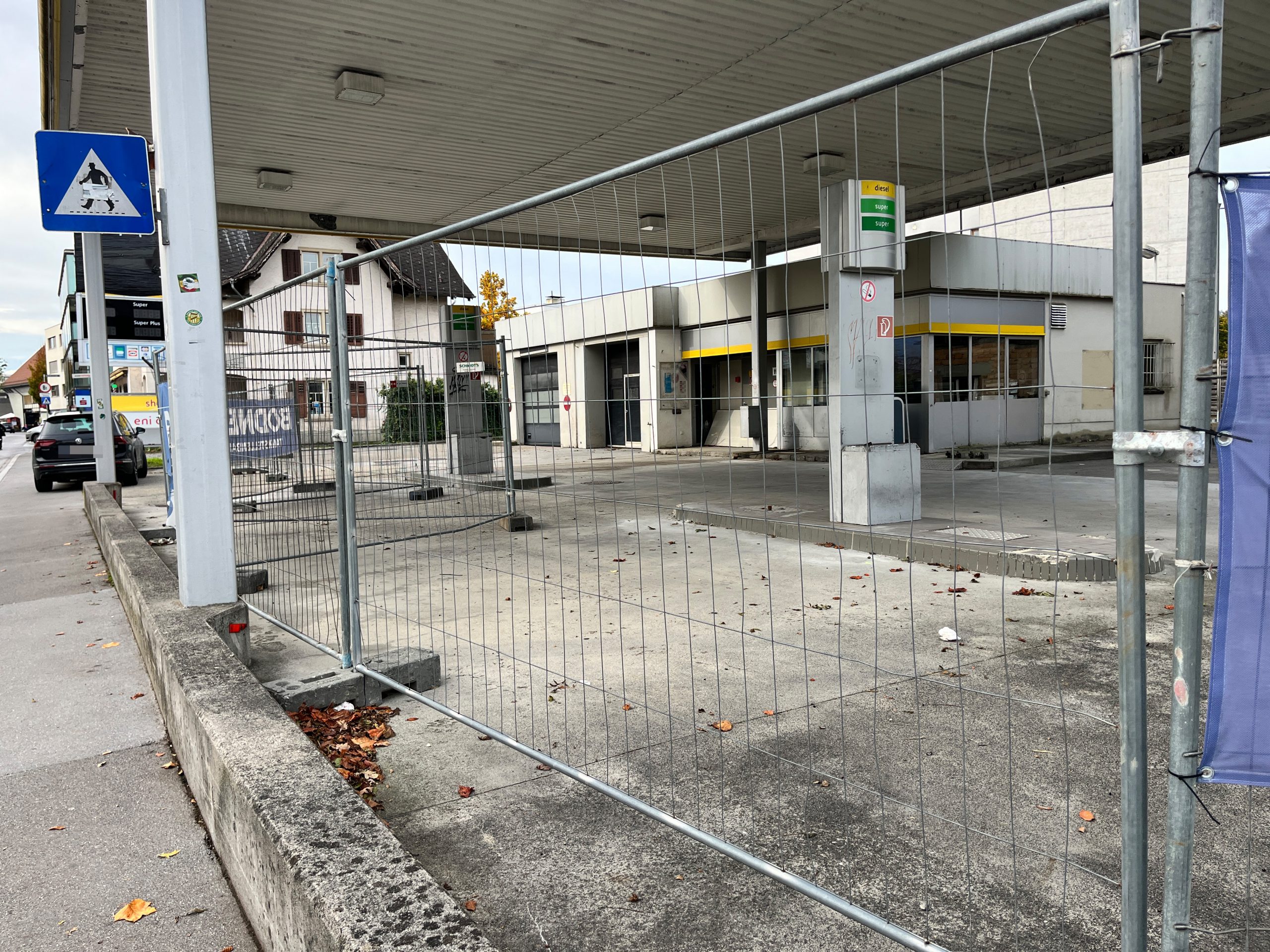 Ein Baustellenzaun säumt das Gelände rund um die Tankstelle. Ein Baustellenzaun säumt das Gelände rund um die Tankstelle.