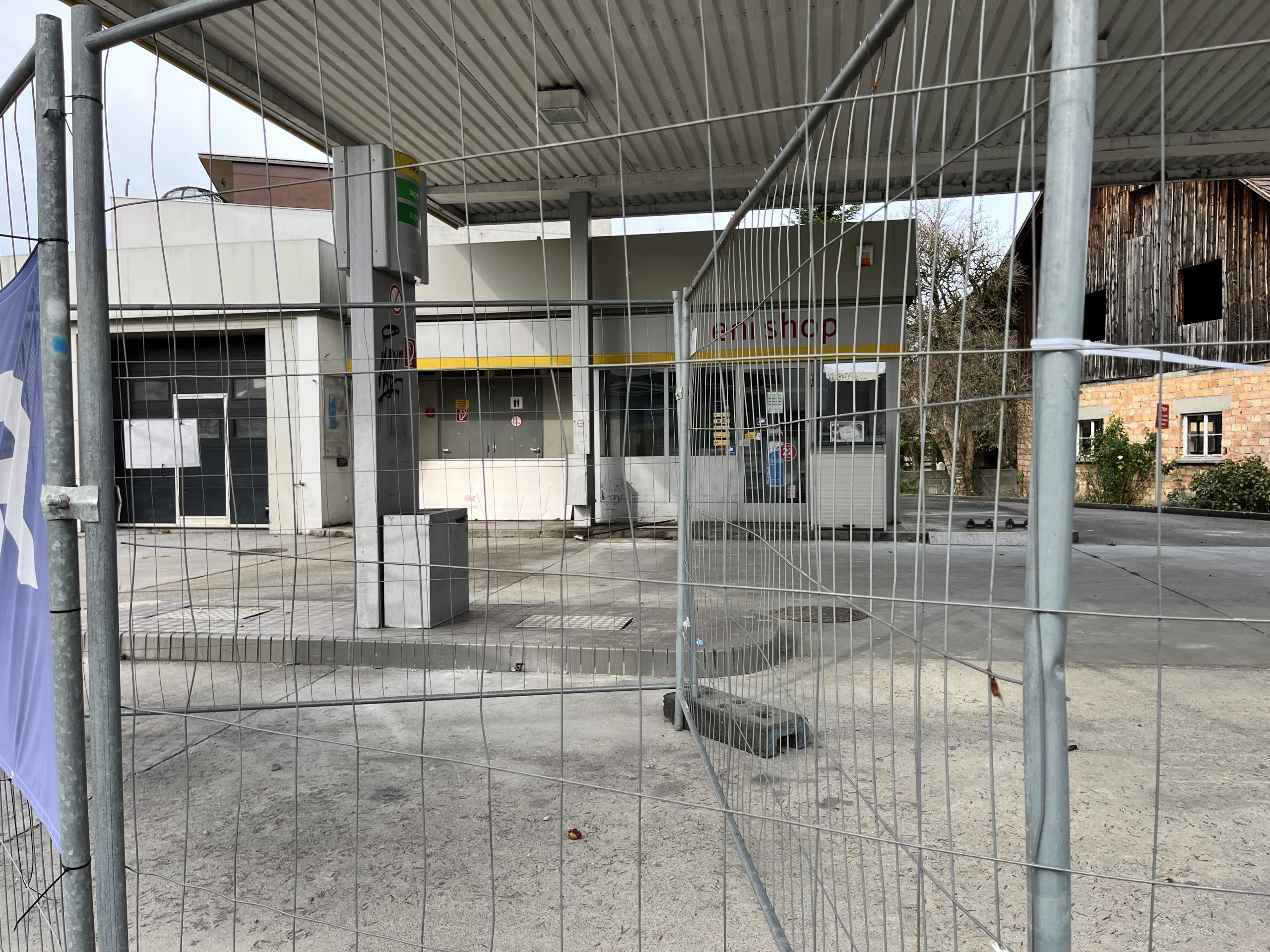 An einer der Säulen des verwaisten Gebäudes prangt bereits ein Graffiti. An einer der Säulen des verwaisten Gebäudes prangt bereits ein Graffiti.