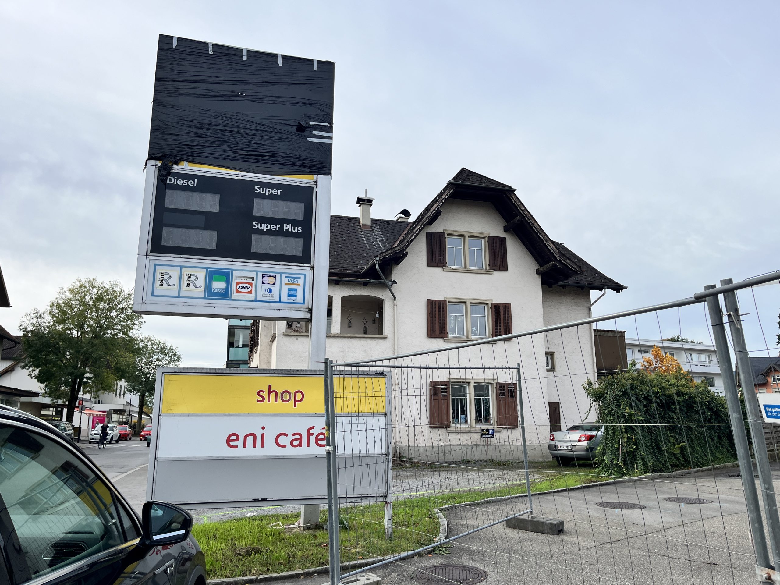 Die Zapfsäulen und Preisanzeigen sind abgedeckt. Die Zapfsäulen und Preisanzeigen sind abgedeckt.