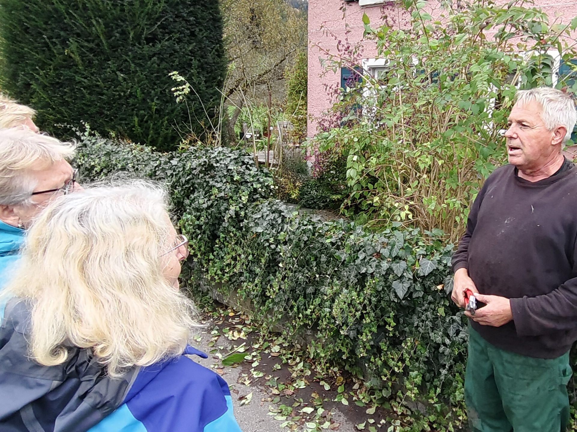 Allerhand Wissenswertes über den Zierstrauchschnitt lernten die Teilnehmer auf einem Kurs des OGV Frastanz. Allerhand Wissenswertes über den Zierstrauchschnitt lernten die Teilnehmer auf einem Kurs des OGV Frastanz.
