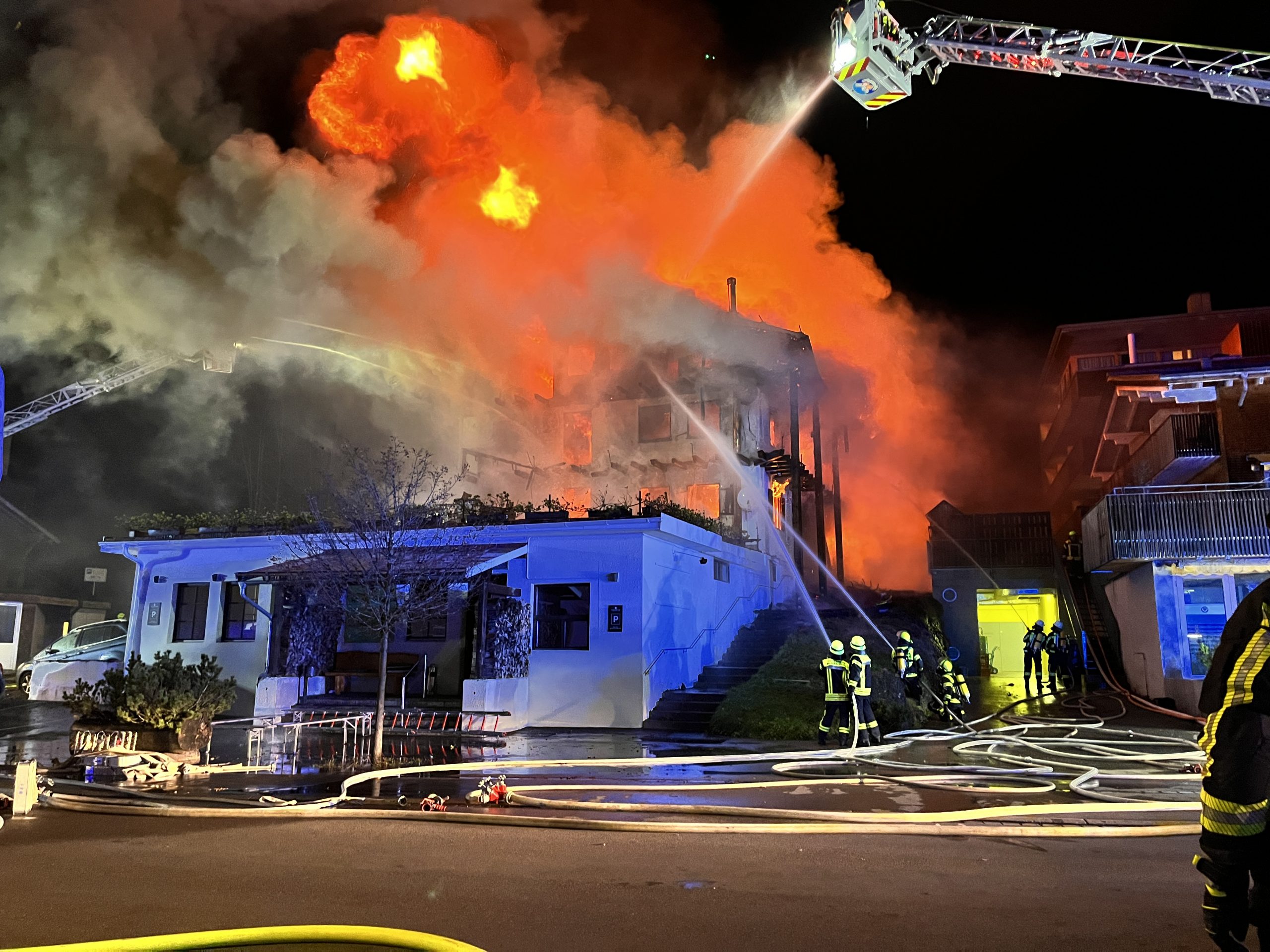Hohe Flammen schlugen aus dem Gebäude.