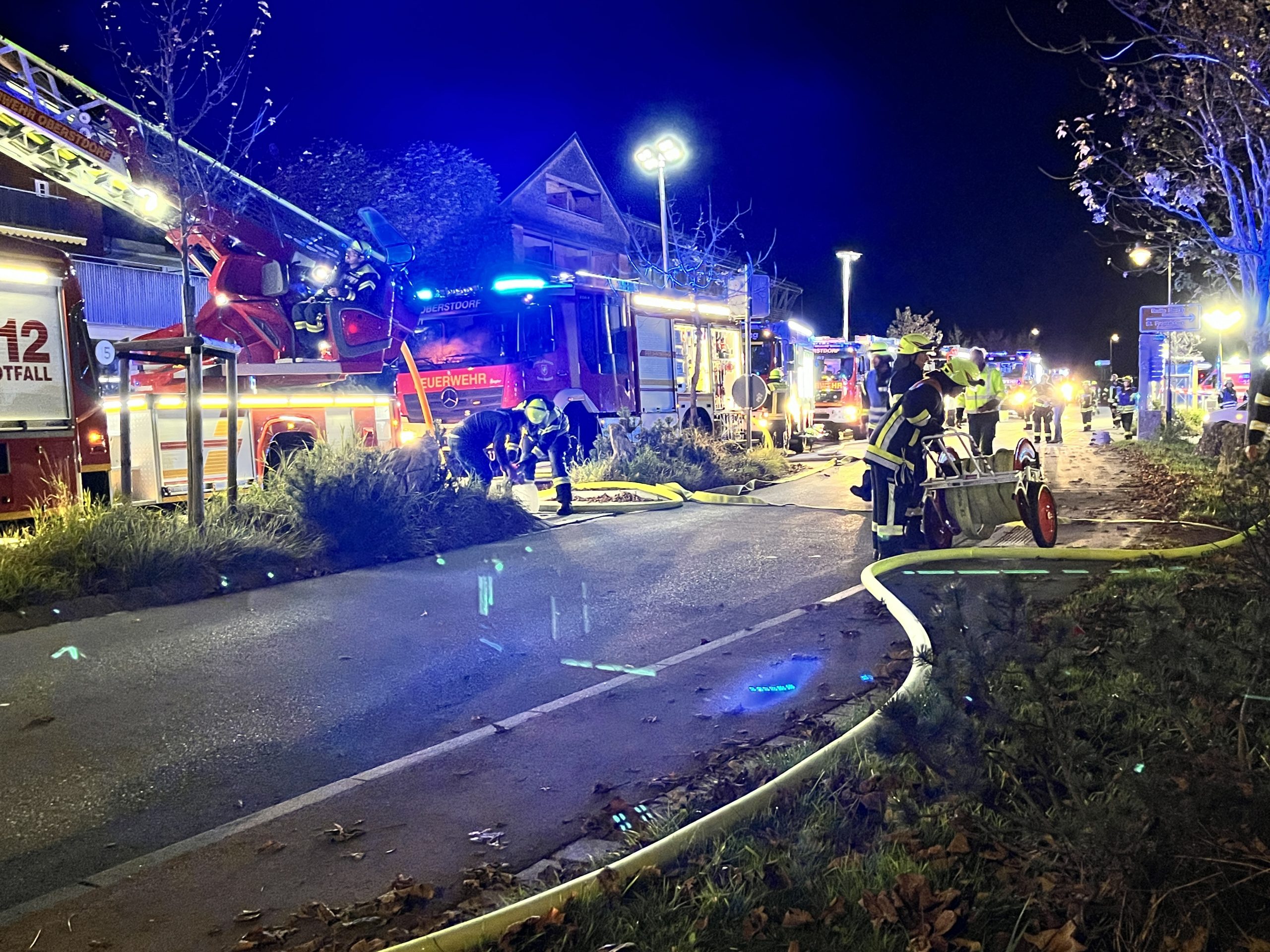 Die Einsatzfahrzeuge reihten sich die ganze Straße entlang.