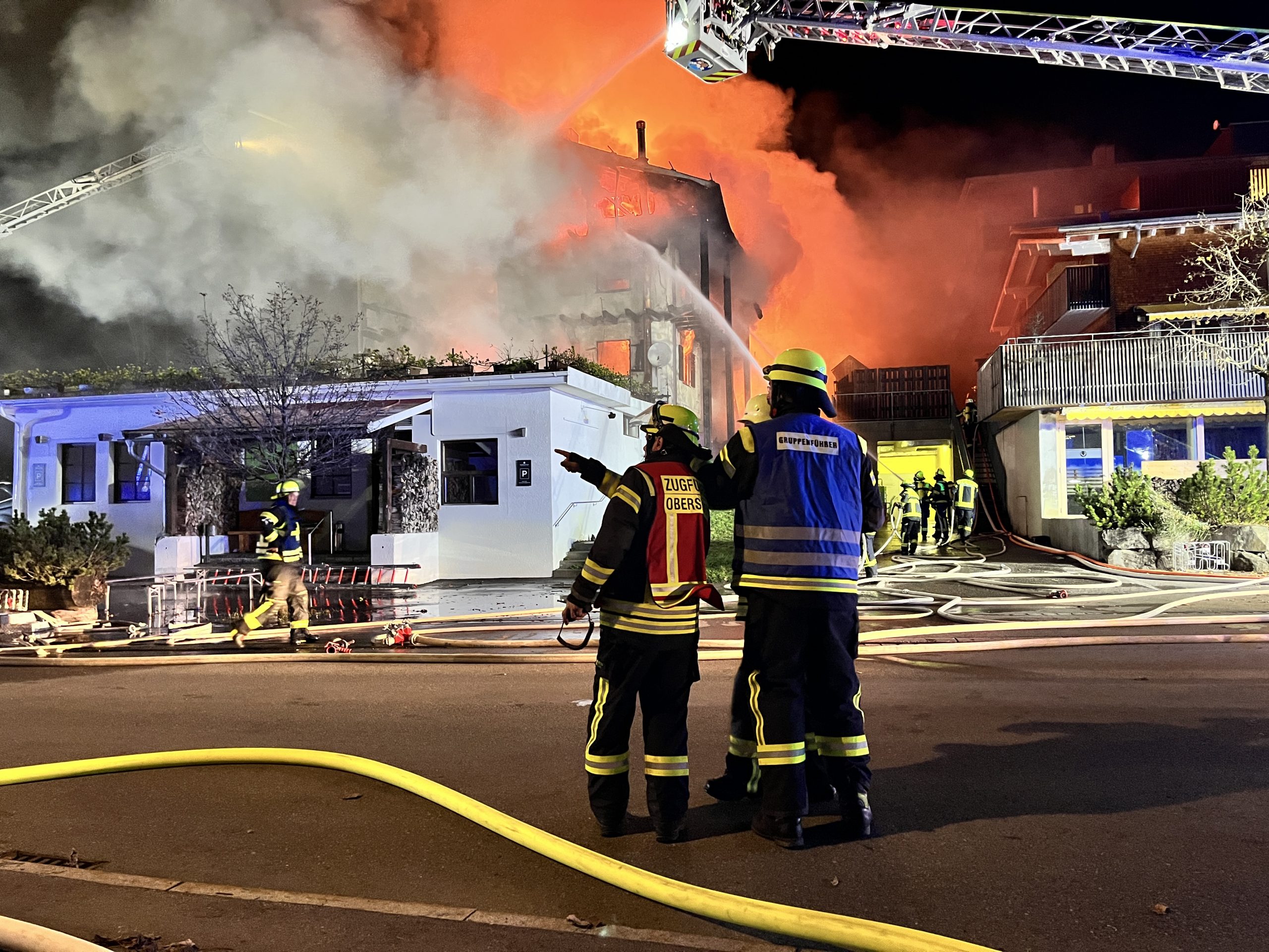 Die Feuerwehren bei der Brandbekämpfung.