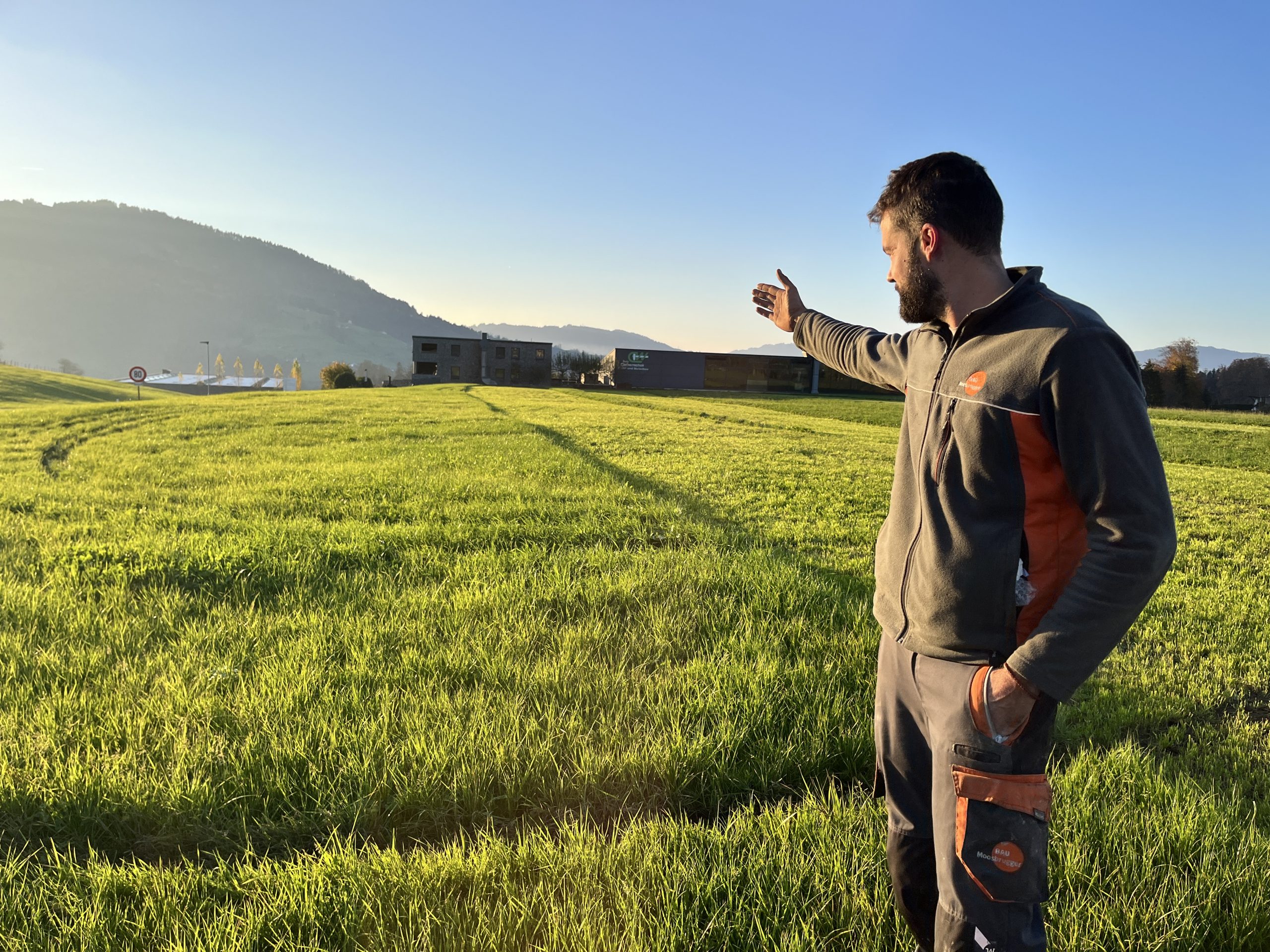 Der Landwirt kann nicht verstehen, wie jemand das Eigentum anderer so beschädigen kann. Der Landwirt kann nicht verstehen, wie jemand das Eigentum anderer so beschädigen kann.