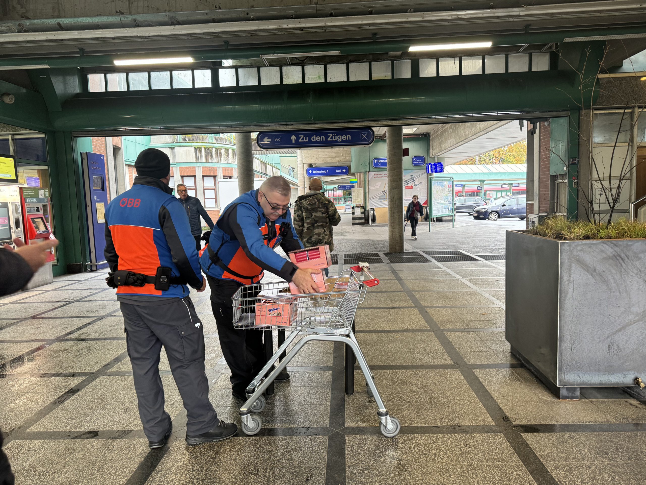 Mitarbeitende der Sicherheit und der Information verteilen die Schokolade am Bahnhof