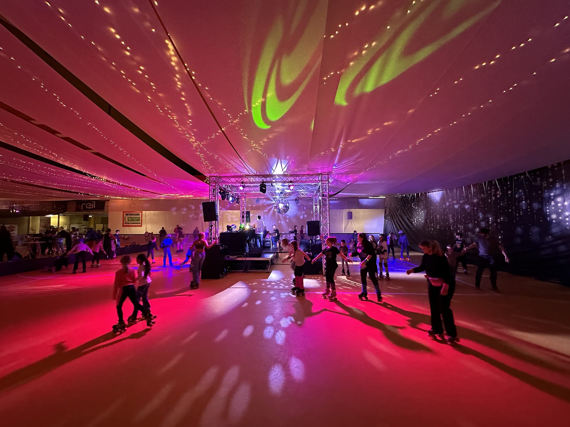 Die erste Roller Disco bot eine Zeitreise für alle Generationen. Die erste Roller Disco bot eine Zeitreise für alle Generationen.
