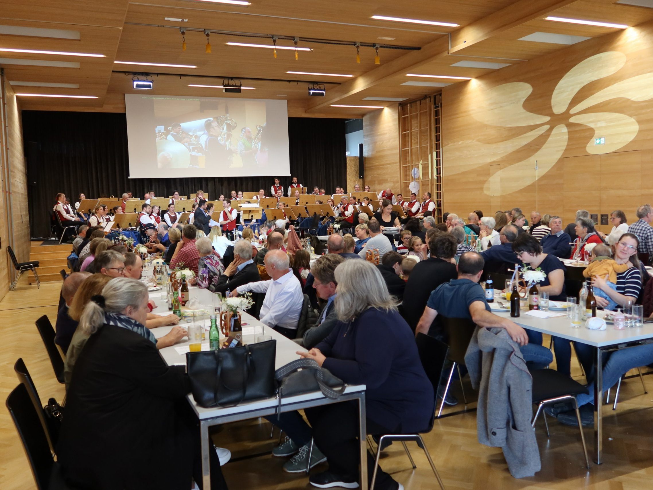 „Sie wünschen, wir spielen!“, lautete das Motto kürzlich, während beim nächsten Event des MV Buch die Volksmusik im Mittelpunkt steht. „Sie wünschen, wir spielen!“, lautete das Motto kürzlich, während beim nächsten Event des MV Buch die Volksmusik im Mittelpunkt steht.