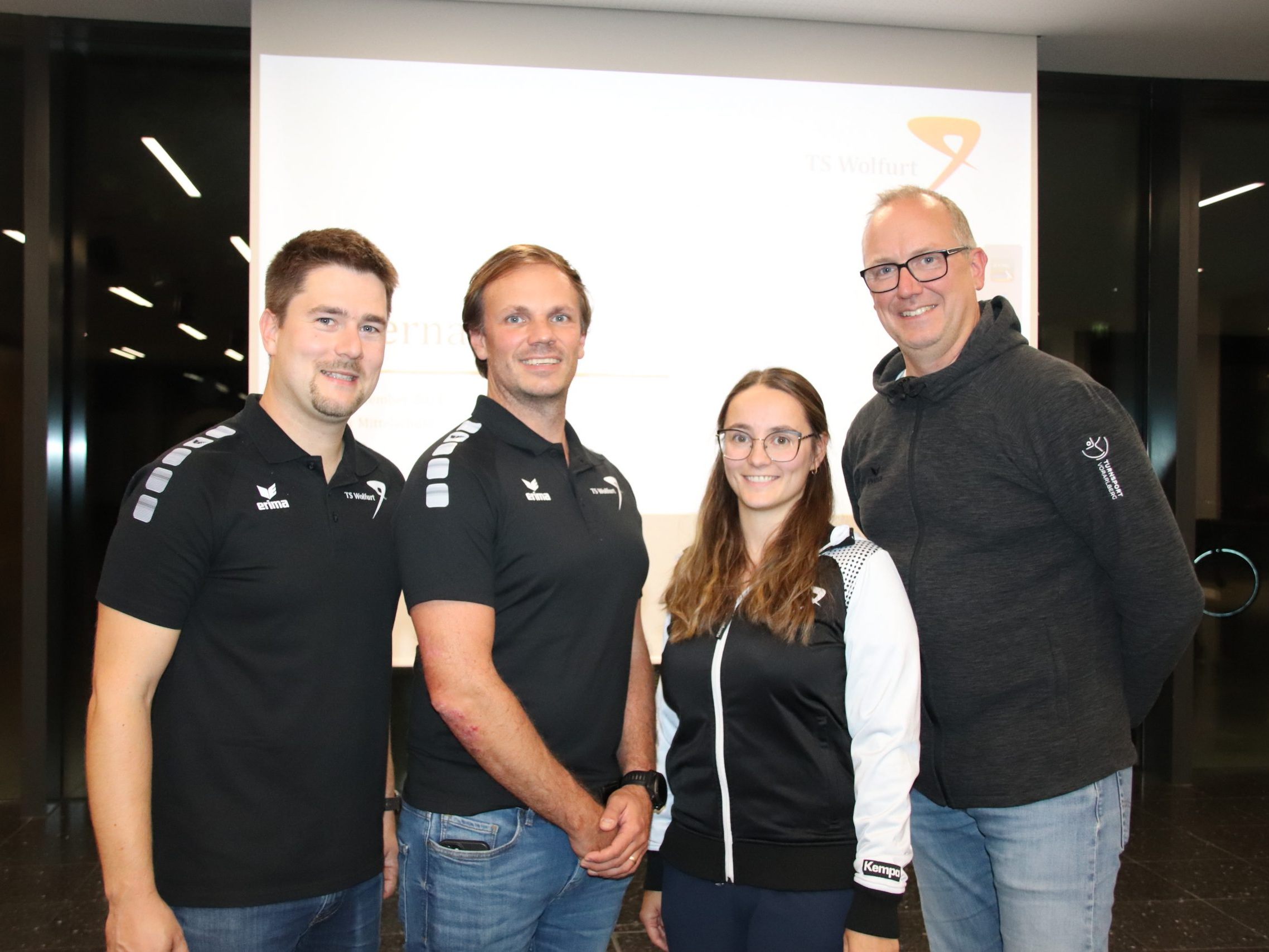 TSW-Obmann August Reis bedankte sich bei Johannes Rinke, Flora Bolter und Andreas Schedler für die interessanten Fachvorträge. TSW-Obmann August Reis bedankte sich bei Johannes Rinke, Flora Bolter und Andreas Schedler für die interessanten Fachvorträge.