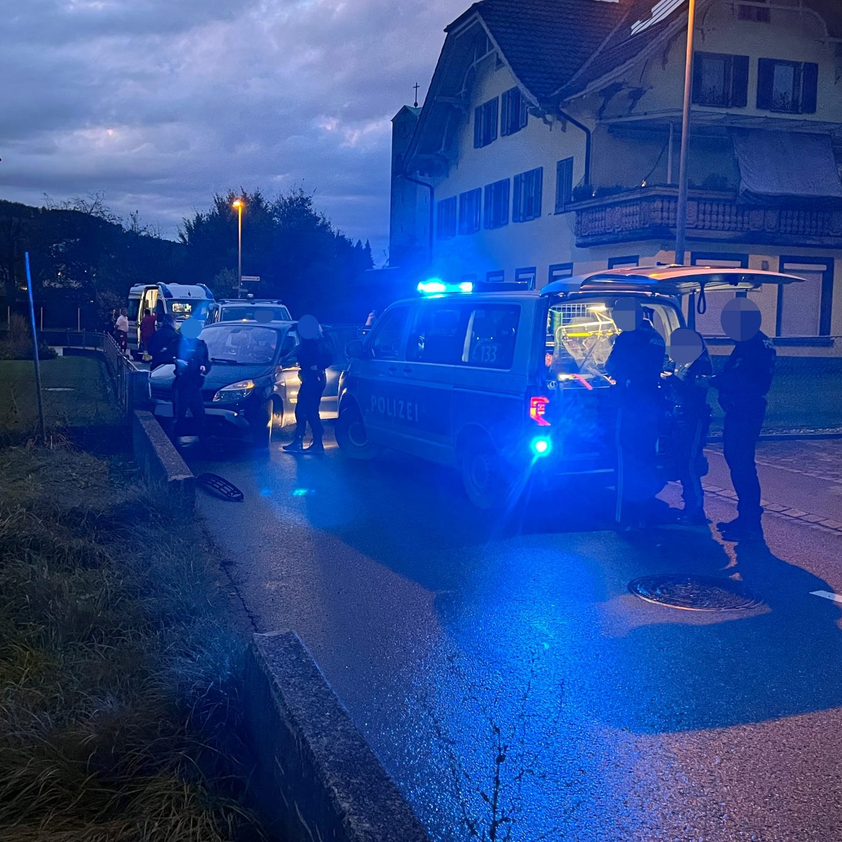 Verfolgungsjagd endet in Mauer.