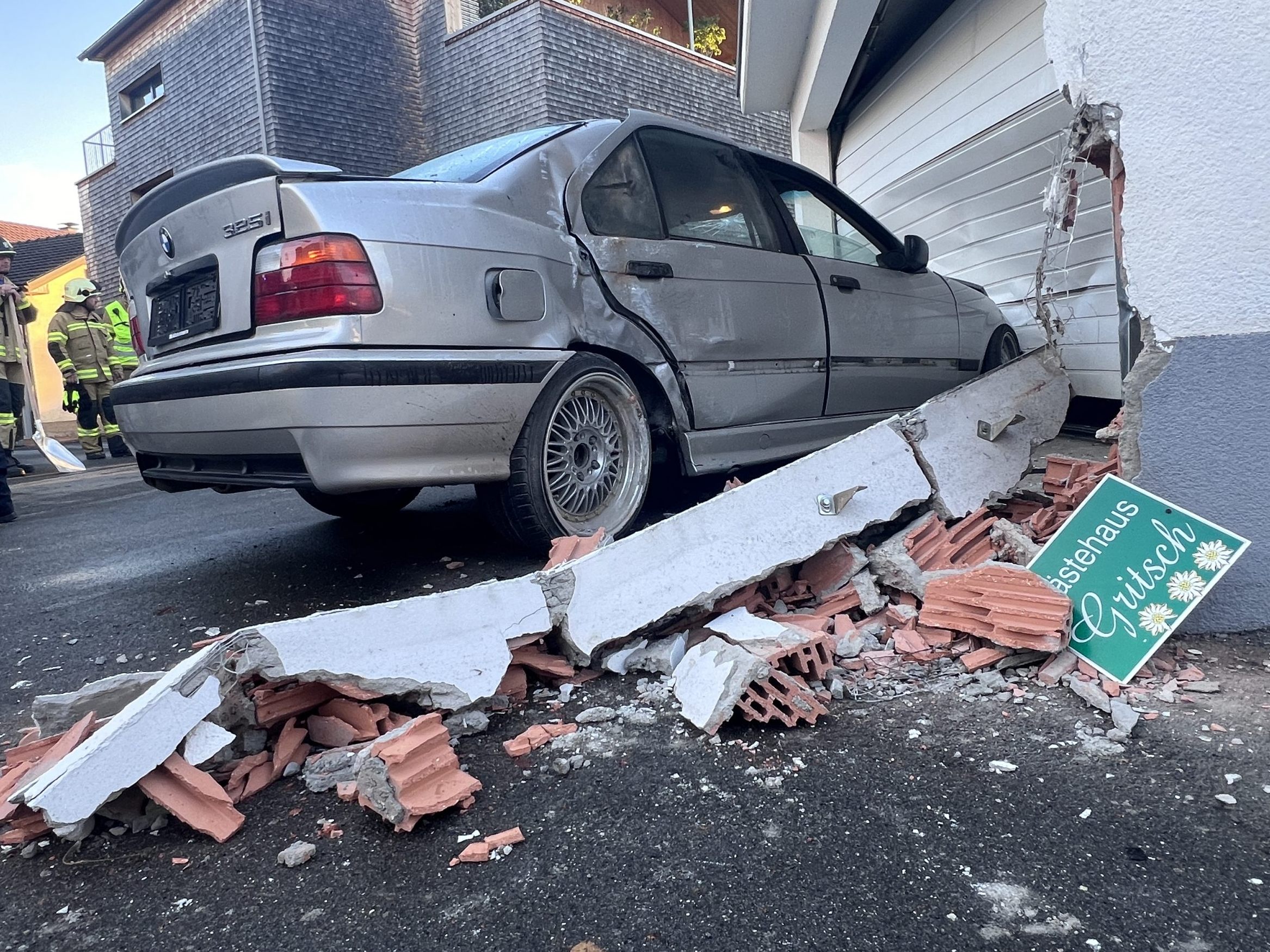 Erhebliche Schäden nach einem Unfall in Hard