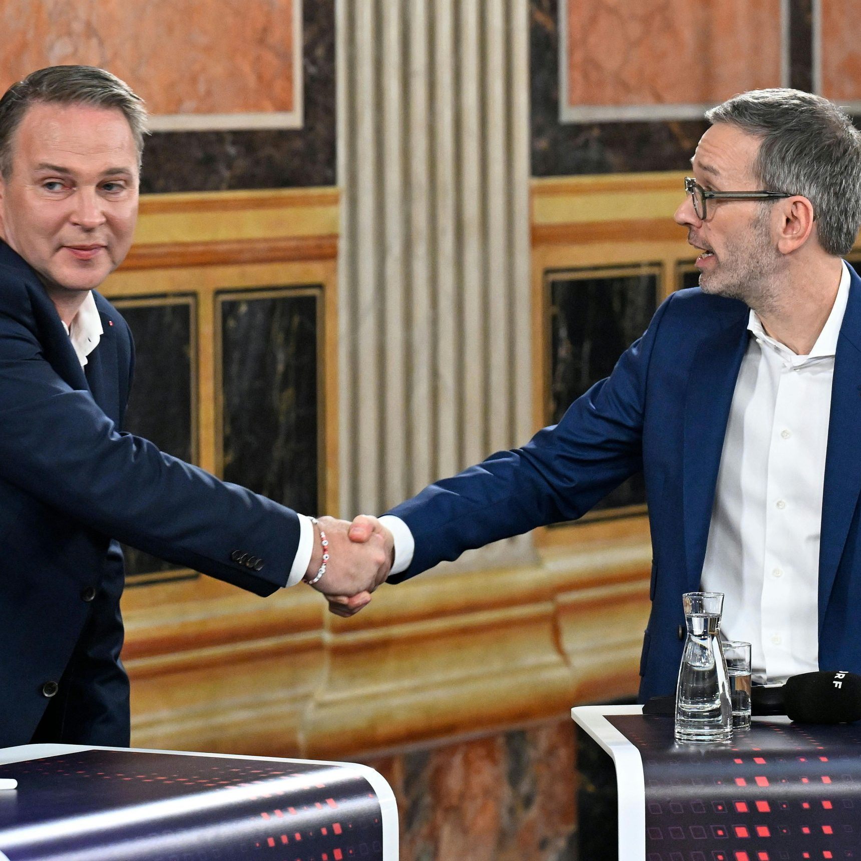 FPÖ-Chef Kickl (r.) trifft heute Mittwoch mit dem SPÖ-Vorsitzenden Andreas Babler (l.) zusammen.