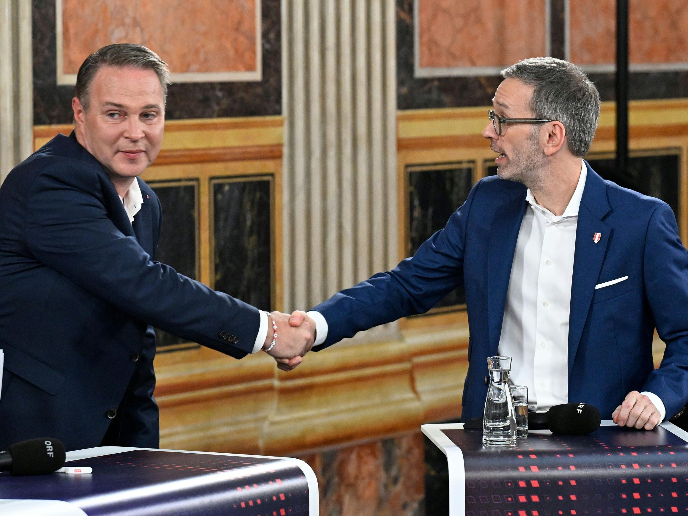 FPÖ-Chef Kickl (r.) trifft heute Mittwoch mit dem SPÖ-Vorsitzenden Andreas Babler (l.) zusammen.