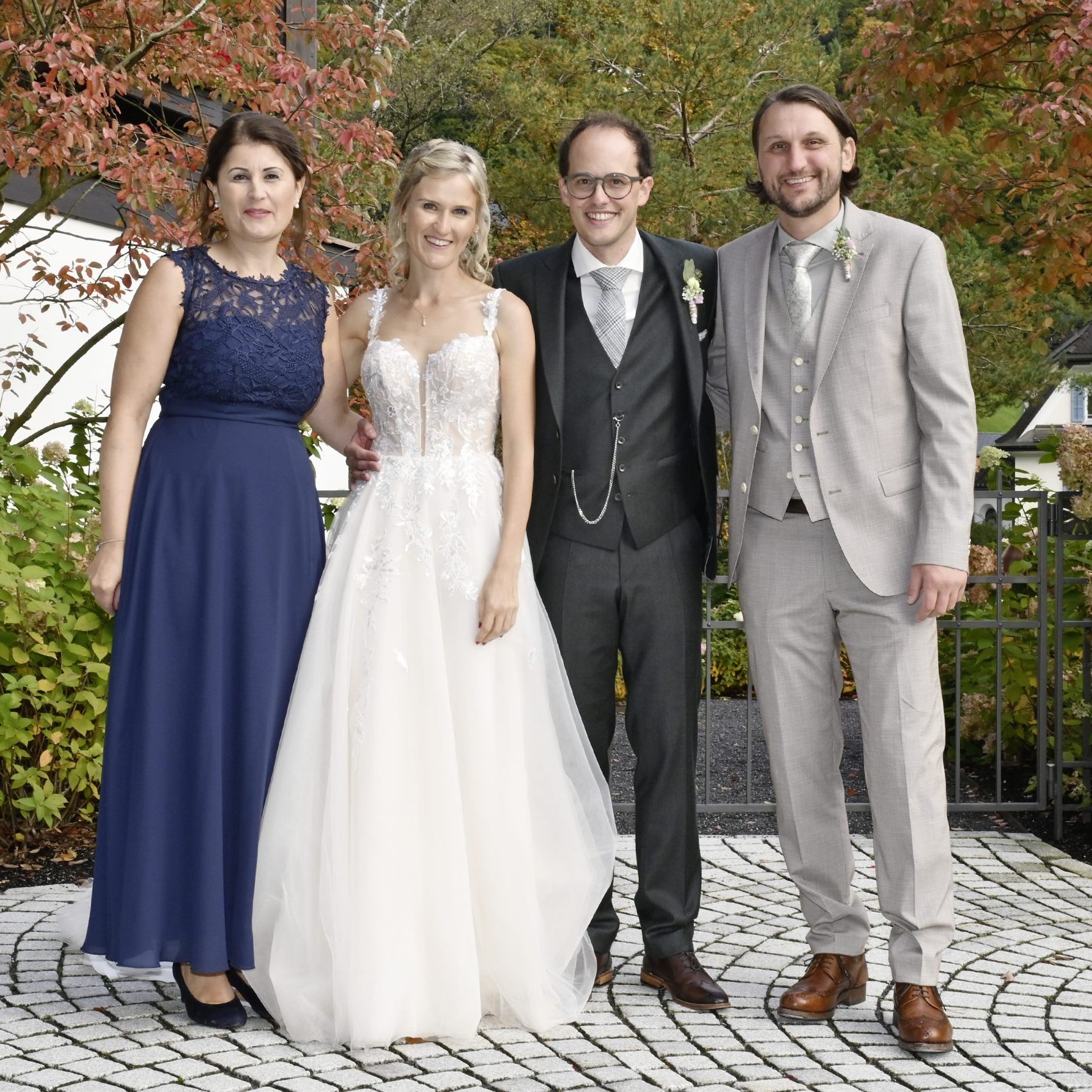 Das frisch vermählte Paar mit seinen Trauzeugen.