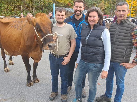Linai hat in ihrem Leben über 100.000 Liter Milch gegeben und wurde zur Ehrenkuh gekürt.