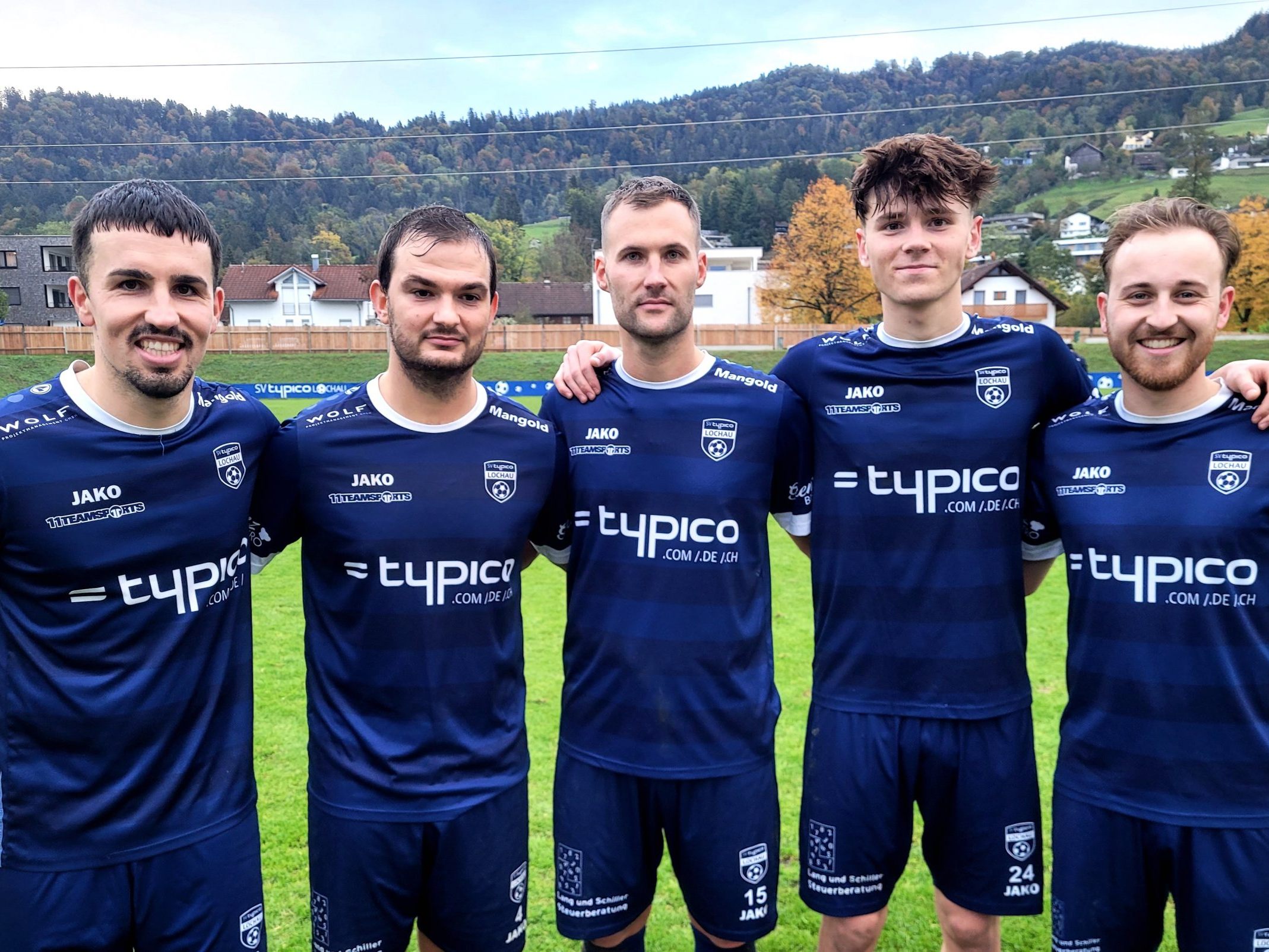 Sie trafen in den letzten drei Spielen für den SV typico Lochau: Robin Lhotzky, Benjamin Kaufmann, Dennis Kloser, Nicolas C. Messmer und Kevin Prantl. Dazu Marcel Ladinek und Mete Dastan. Sie trafen in den letzten drei Spielen für den SV typico Lochau: Robin Lhotzky, Benjamin Kaufmann, Dennis Kloser, Nicolas C. Messmer und Kevin Prantl. Dazu Marcel Ladinek und Mete Dastan.