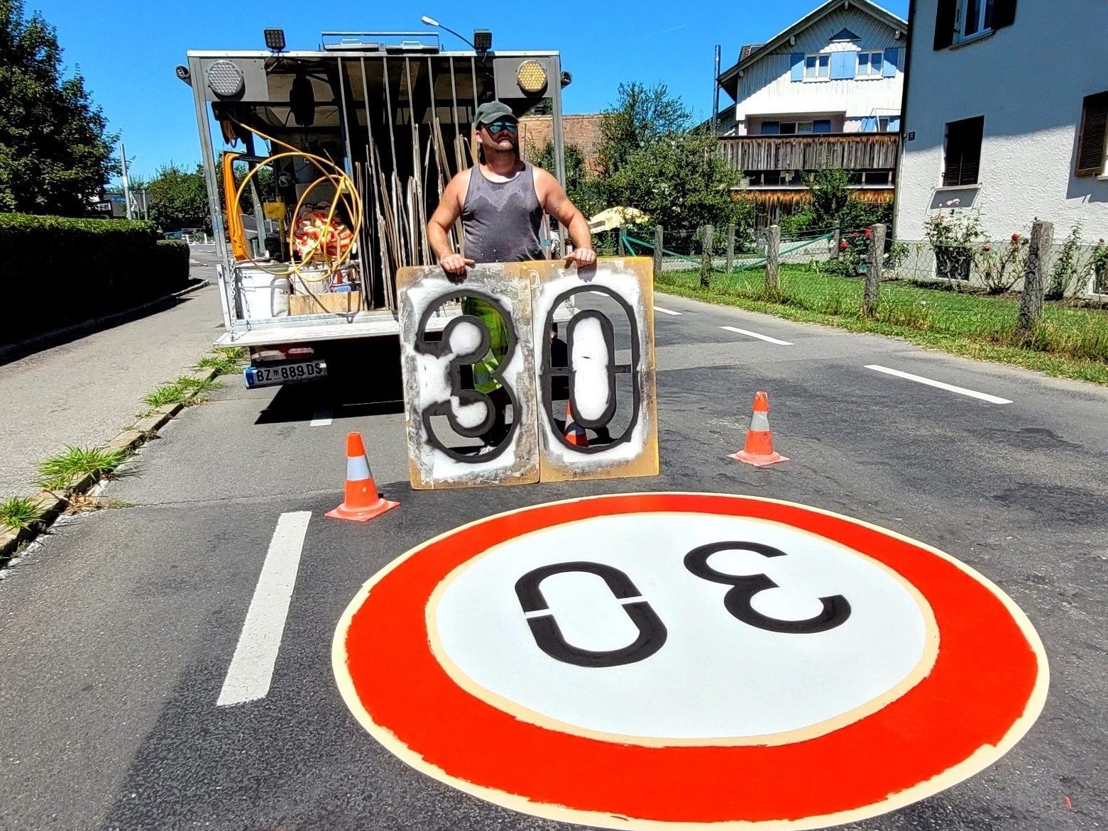 Tempo 30 statt 50: Verkehrsschilder und Bodenmarkierungen werden im ganzen Lochauer Gemeindegebiet im Rahmen der Verkehrsberuhigung laufend erneuert. Tempo 30 statt 50: Verkehrsschilder und Bodenmarkierungen werden im ganzen Lochauer Gemeindegebiet im Rahmen der Verkehrsberuhigung laufend erneuert.