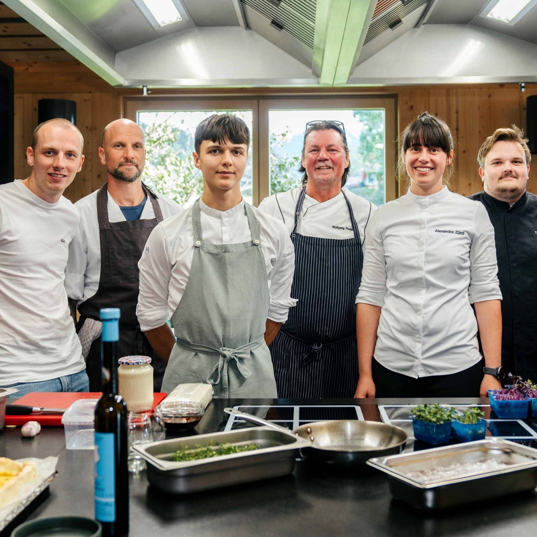 Die Köch:innen der Chef Alliance (v. l. n. r.): Ferry Brussel (Hotel Valavier, Brand), Johannes Kremmel (Bio Moritz, Hohenems), Benjamin Schelling (Gasthof Hörnlingen, Rankweil), Wolfgang Ponier Wolfgang (LBS LochauI, Alexandra Zünd und Michael Tschanun (Hotel Alpenrose, Schruns).