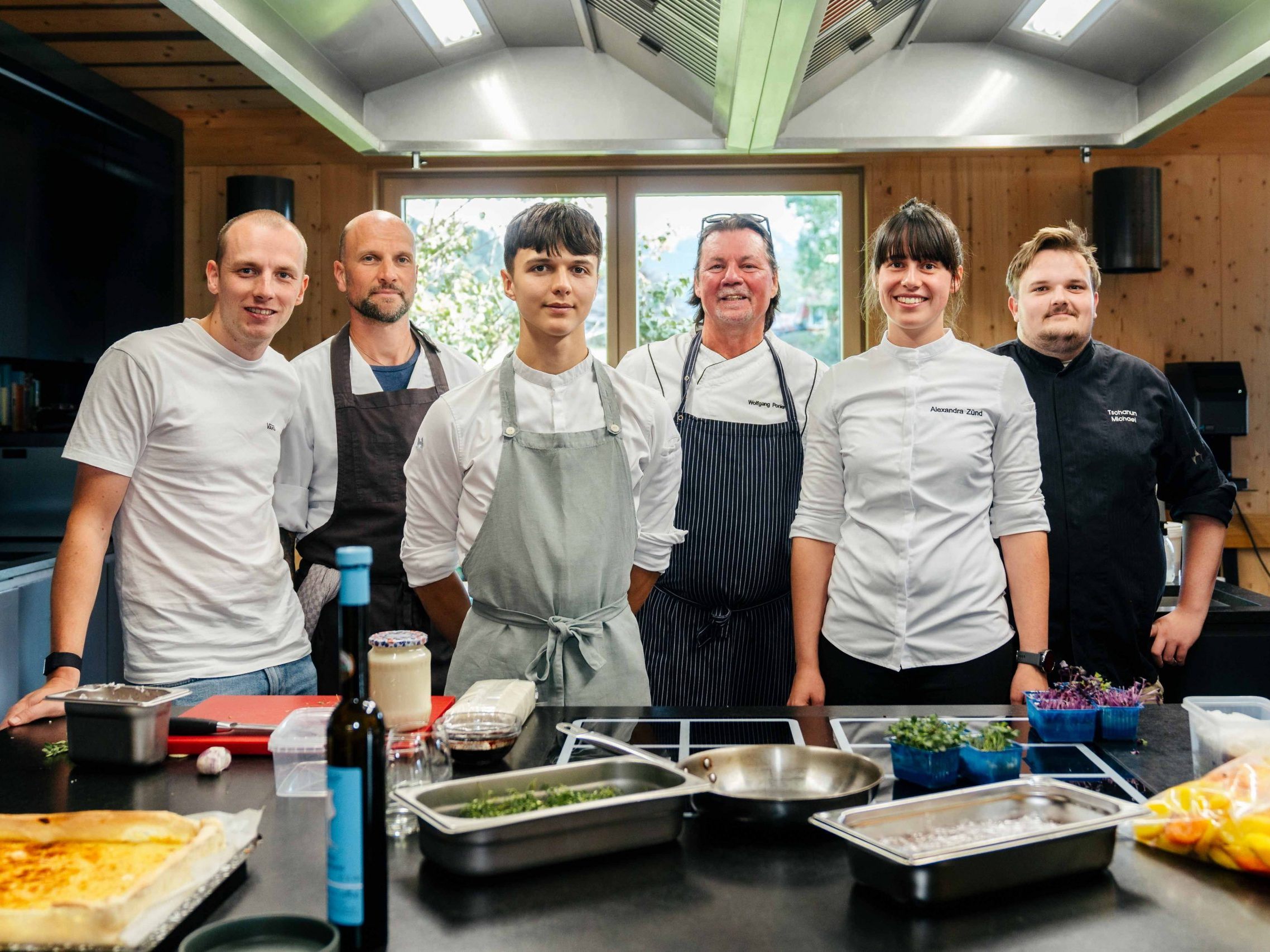 Die Köch:innen der Chef Alliance (v. l. n. r.): Ferry Brussel (Hotel Valavier, Brand), Johannes Kremmel (Bio Moritz, Hohenems), Benjamin Schelling (Gasthof Hörnlingen, Rankweil), Wolfgang Ponier Wolfgang (LBS LochauI, Alexandra Zünd und Michael Tschanun (Hotel Alpenrose, Schruns). Die Köch:innen der Chef Alliance (v. l. n. r.): Ferry Brussel (Hotel Valavier, Brand), Johannes Kremmel (Bio Moritz, Hohenems), Benjamin Schelling (Gasthof Hörnlingen, Rankweil), Wolfgang Ponier Wolfgang (LBS LochauI, Alexandra Zünd und Michael Tschanun (Hotel Alpenrose, Schruns).