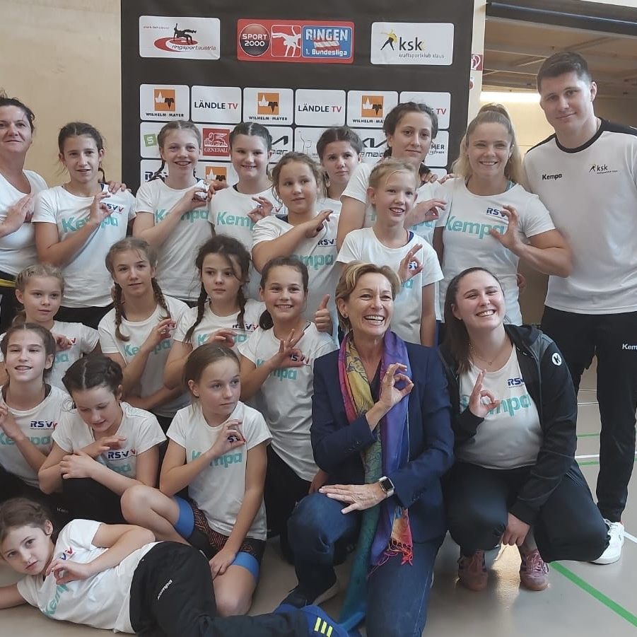 Sport LR Martina Rüscher mit der Vorarlberger Auswahl bei der Siegerehrung.