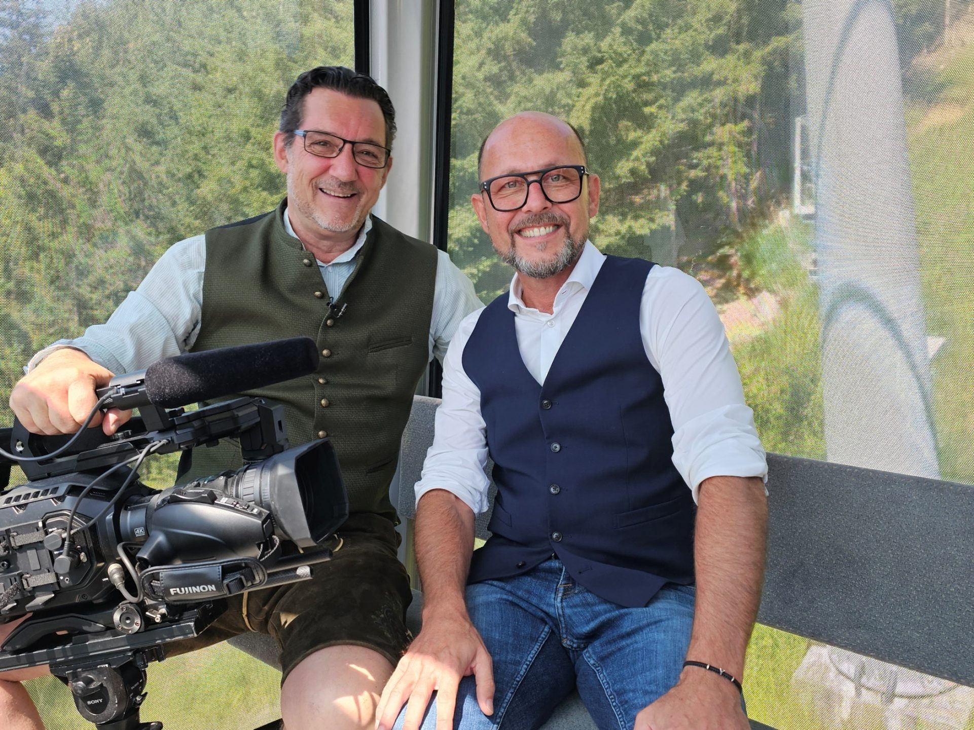 Der Bregenzer SPÖ Bürgermeister Michael Ritsch (li) ist zu Gast in der Fernsehgondel vom Muttersberg bei Andreas Seeburger (re). Der Bregenzer SPÖ Bürgermeister Michael Ritsch (li) ist zu Gast in der Fernsehgondel vom Muttersberg bei Andreas Seeburger (re).