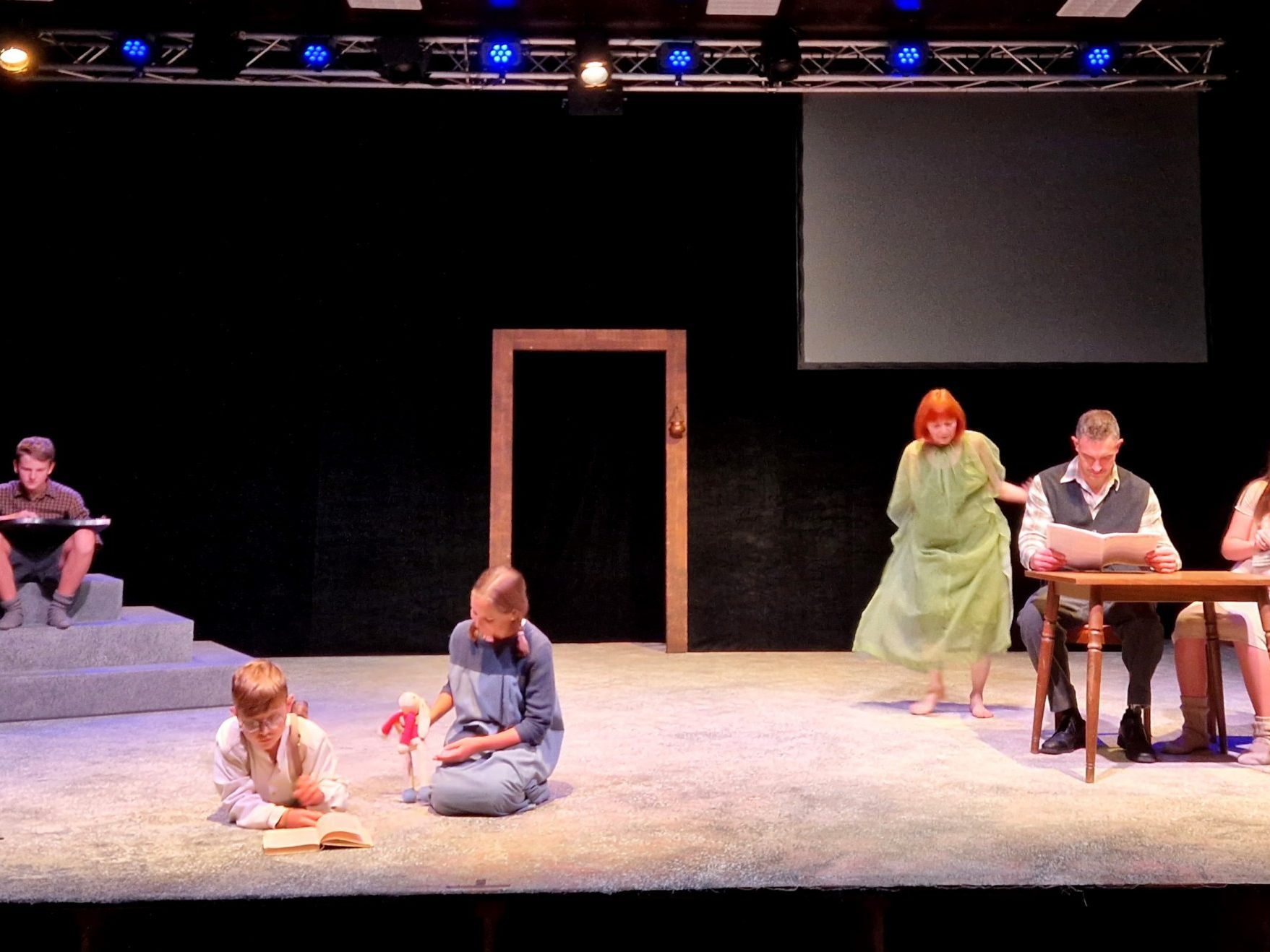 Herzlich willkommen bei der Heimatbühne Möggers: Uraufführung 2024 „Zur falschen Zeit – Biografie von Josef Anton King“, ein Werk von Claudia Lang-Forcher am Samstag, dem 19. Oktober, um 20 Uhr auf der Kulturbühne Möggers mitten im Dorfzentrum. Herzlich willkommen bei der Heimatbühne Möggers: Uraufführung 2024 „Zur falschen Zeit – Biografie von Josef Anton King“, ein Werk von Claudia Lang-Forcher am Samstag, dem 19. Oktober, um 20 Uhr auf der Kulturbühne Möggers mitten im Dorfzentrum.