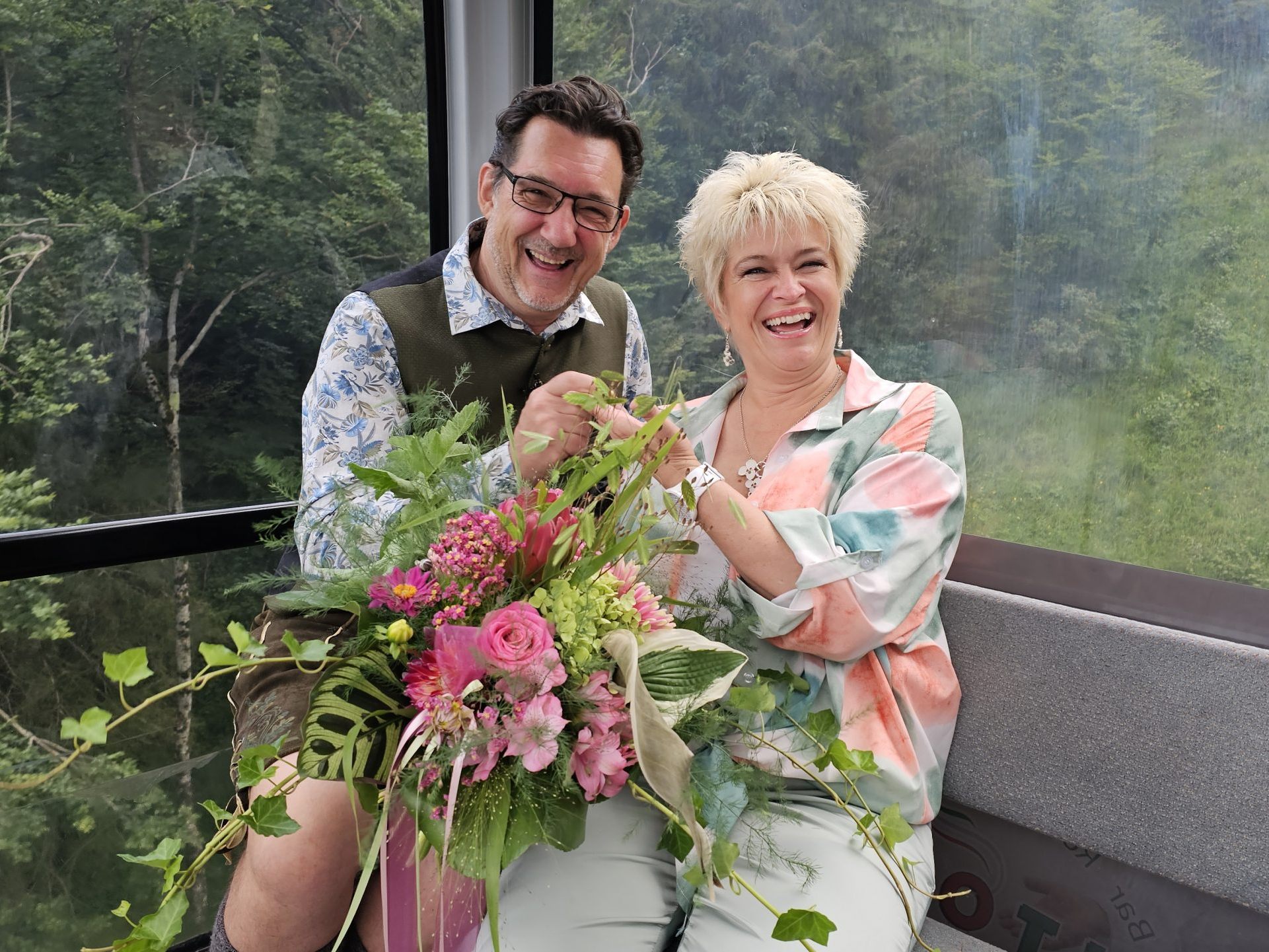 Sängerin und Moderatorin Monique Kistler (re) aus der Schweiz, ist zu Gast bei Andreas Seeburger (li) in der Fernsehgondl am Muttersberg bei Bludenz-Nüziders.