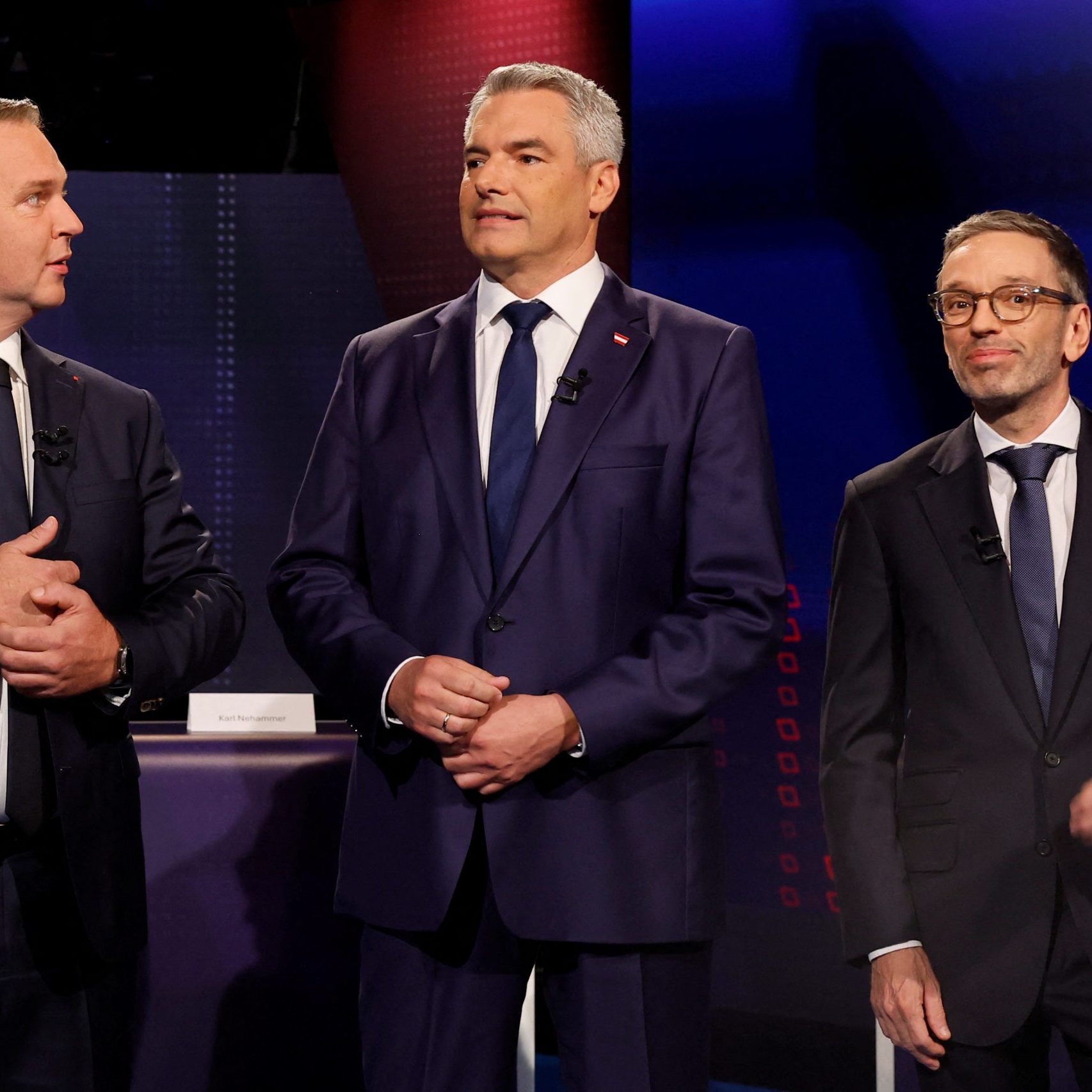 Babler (l.) und Nehammer (r.) sprechen am Mittwoch miteinander, aber NEOS-Pink könnte zur entscheidenden Farbe werden.