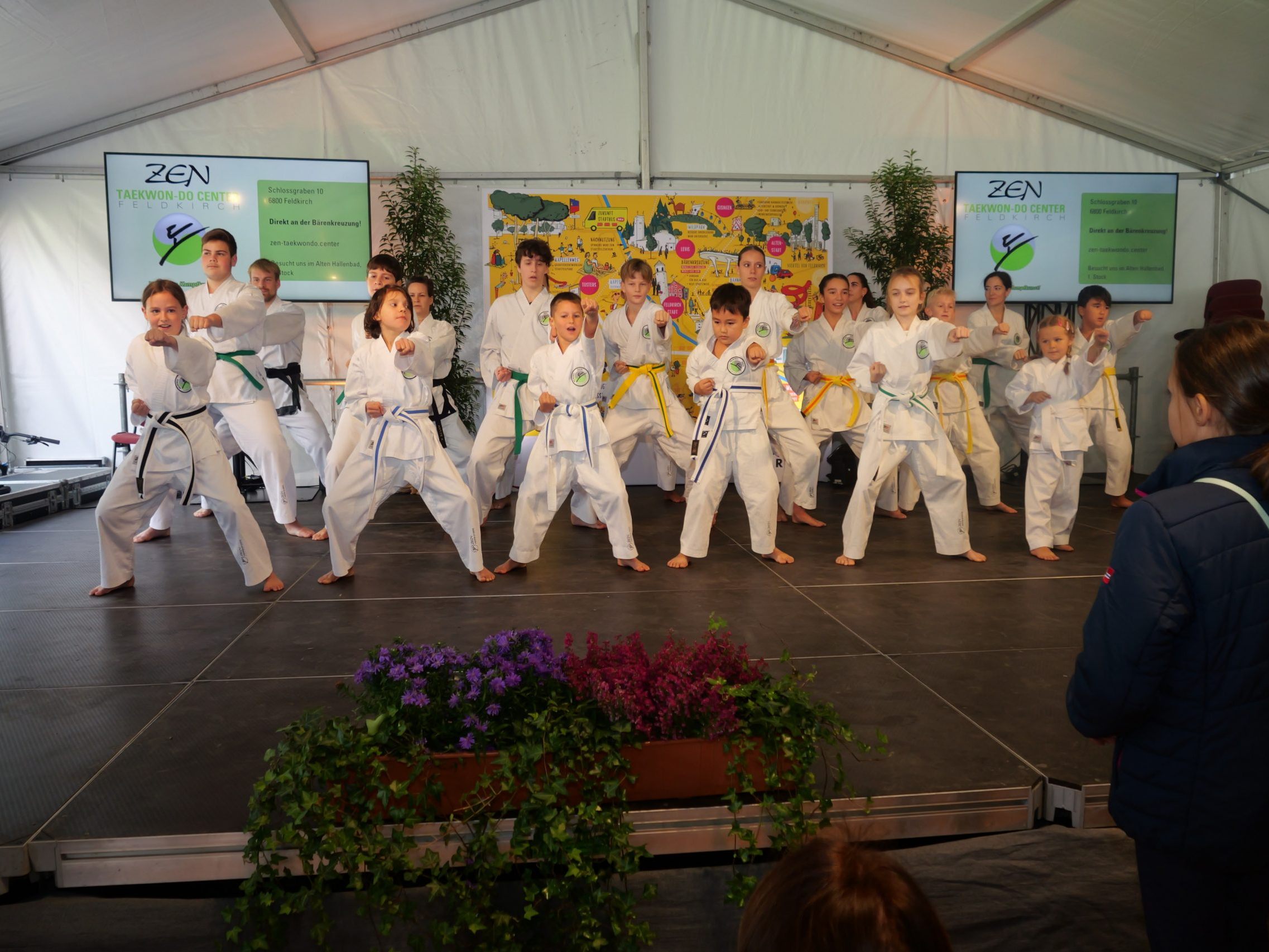 Mit geballter Kraft präsentierte sich auch das ZEN Taekwon-Do Center auf der Bühne.