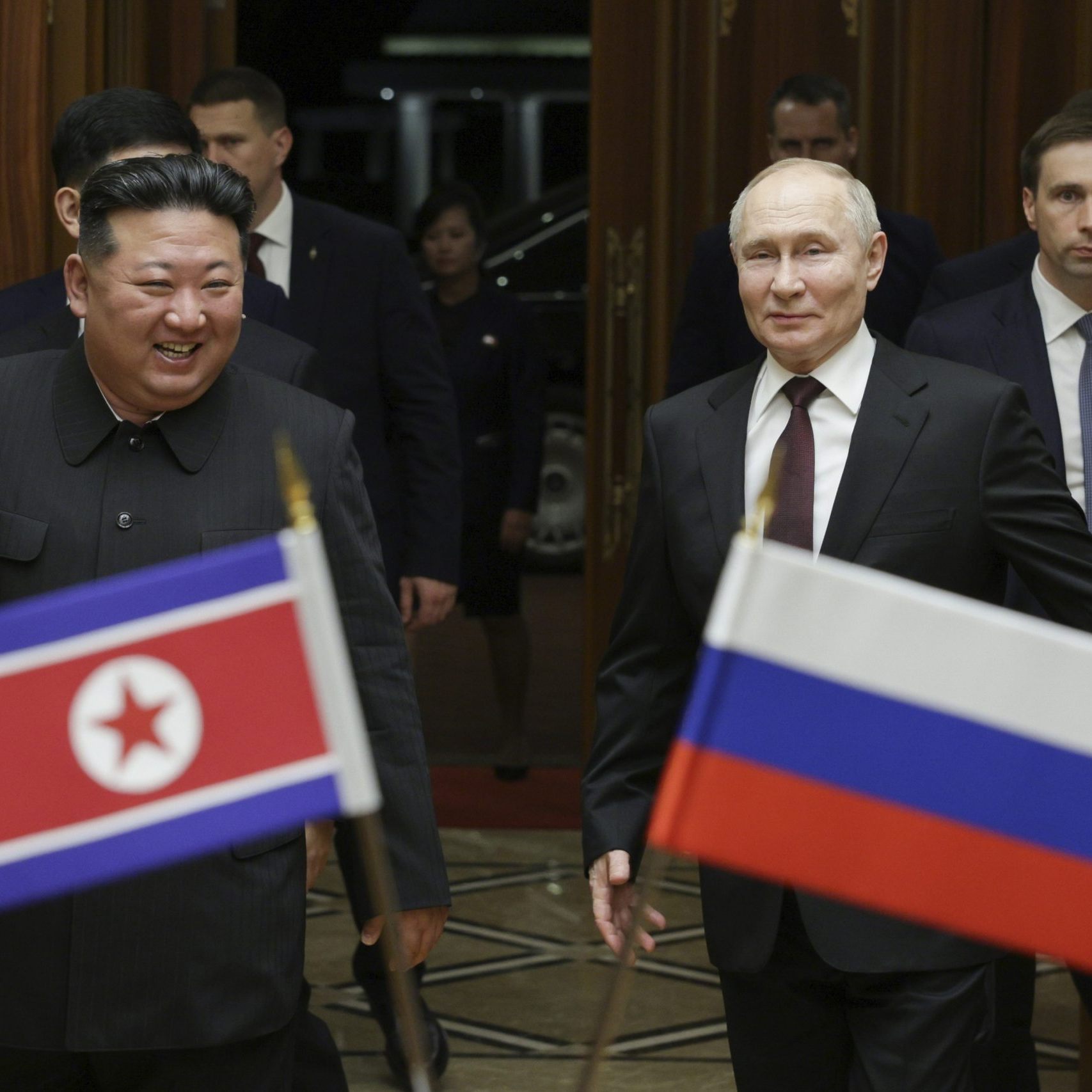 Die wachsende Zusammenarbeit zwischen Putin (r.) und Kim (l.) sorgt international für immer mehr Besorgnis - Österreich at jetzt offiziell protestiert.