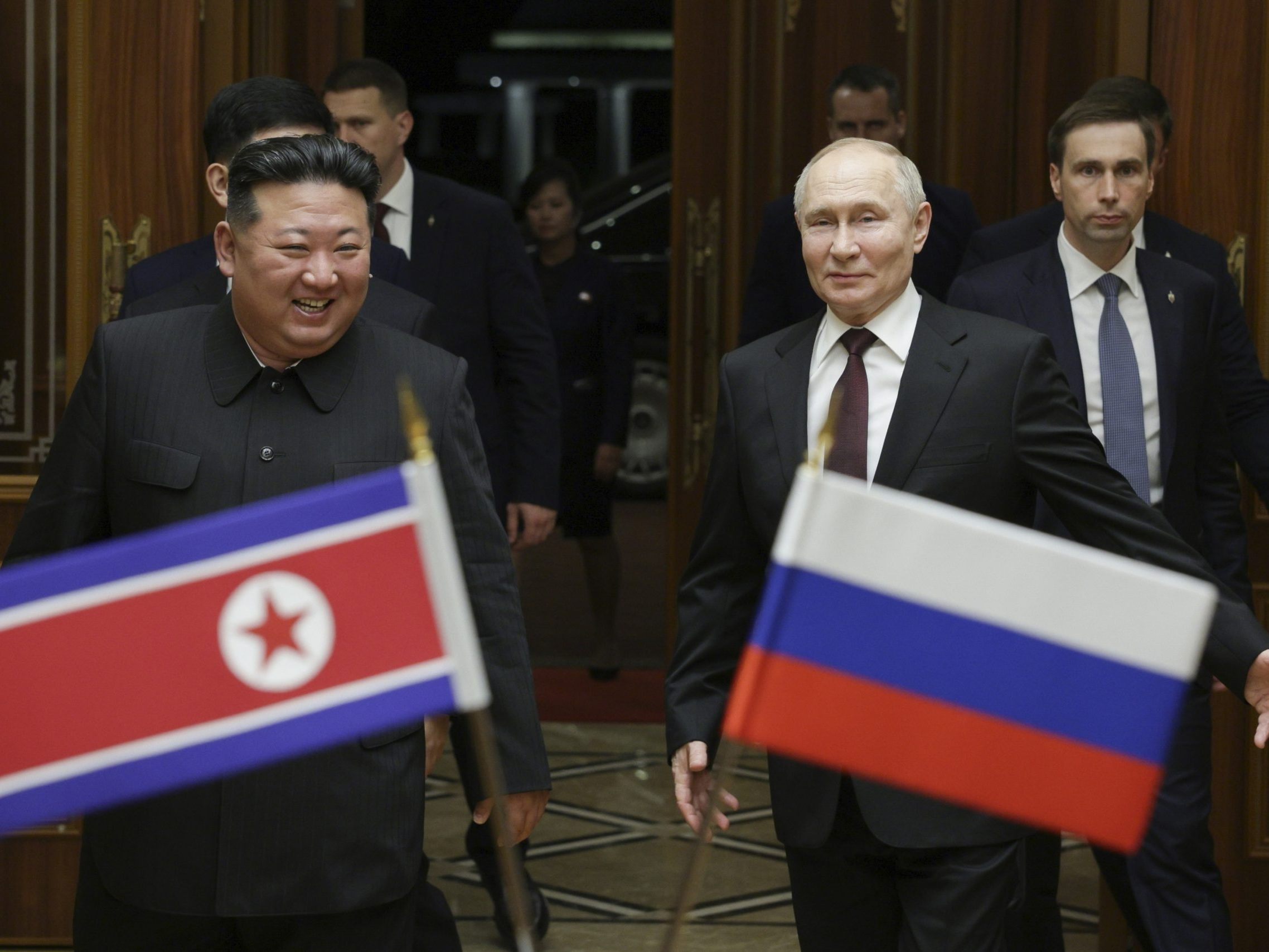 Die wachsende Zusammenarbeit zwischen Putin (r.) und Kim (l.) sorgt international für immer mehr Besorgnis - Österreich at jetzt offiziell protestiert. Die wachsende Zusammenarbeit zwischen Putin (r.) und Kim (l.) sorgt international für immer mehr Besorgnis - Österreich at jetzt offiziell protestiert.