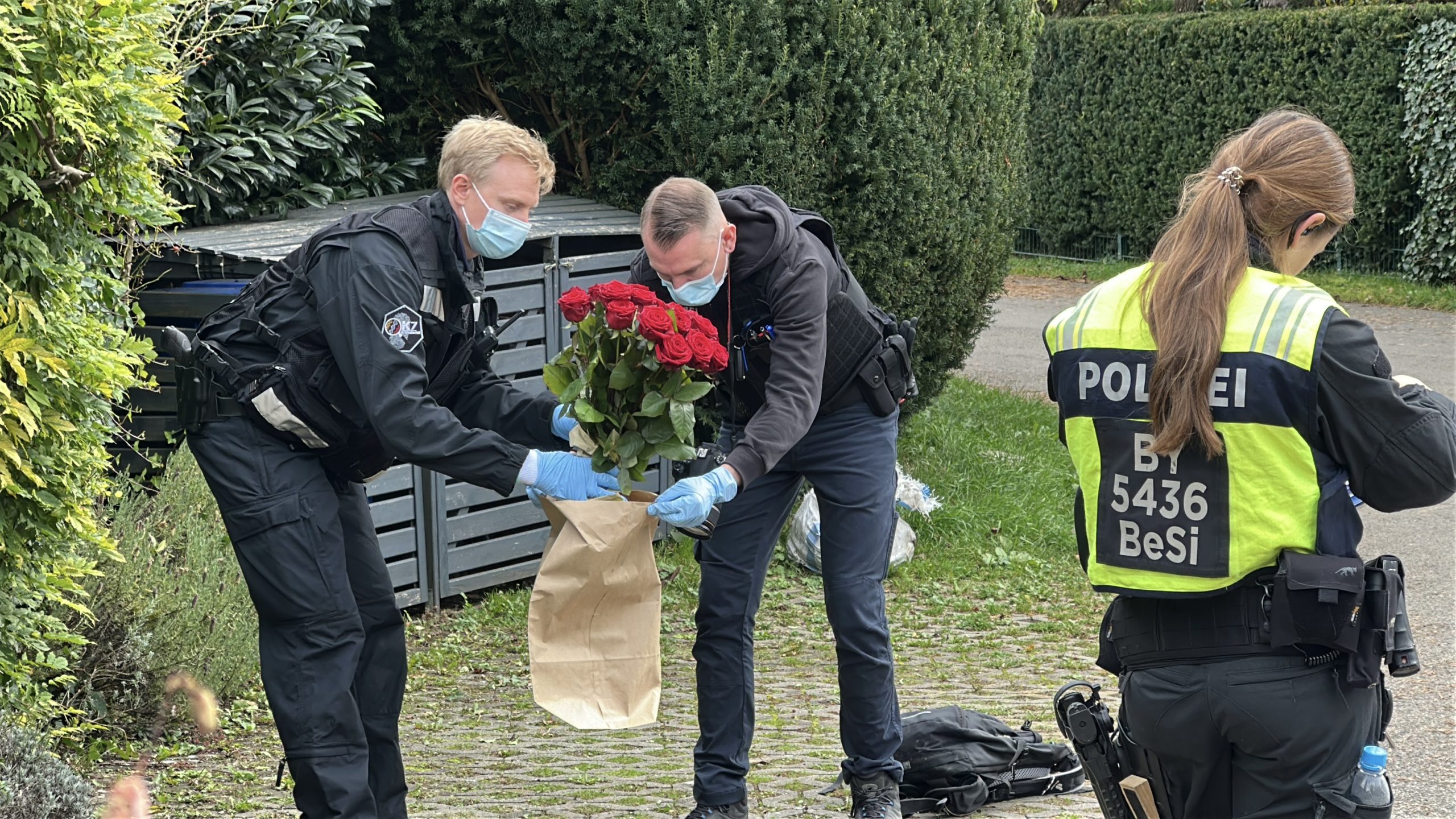 Update: Es wurden rote Rosen im Nahbereich des Fundorts gefunden.