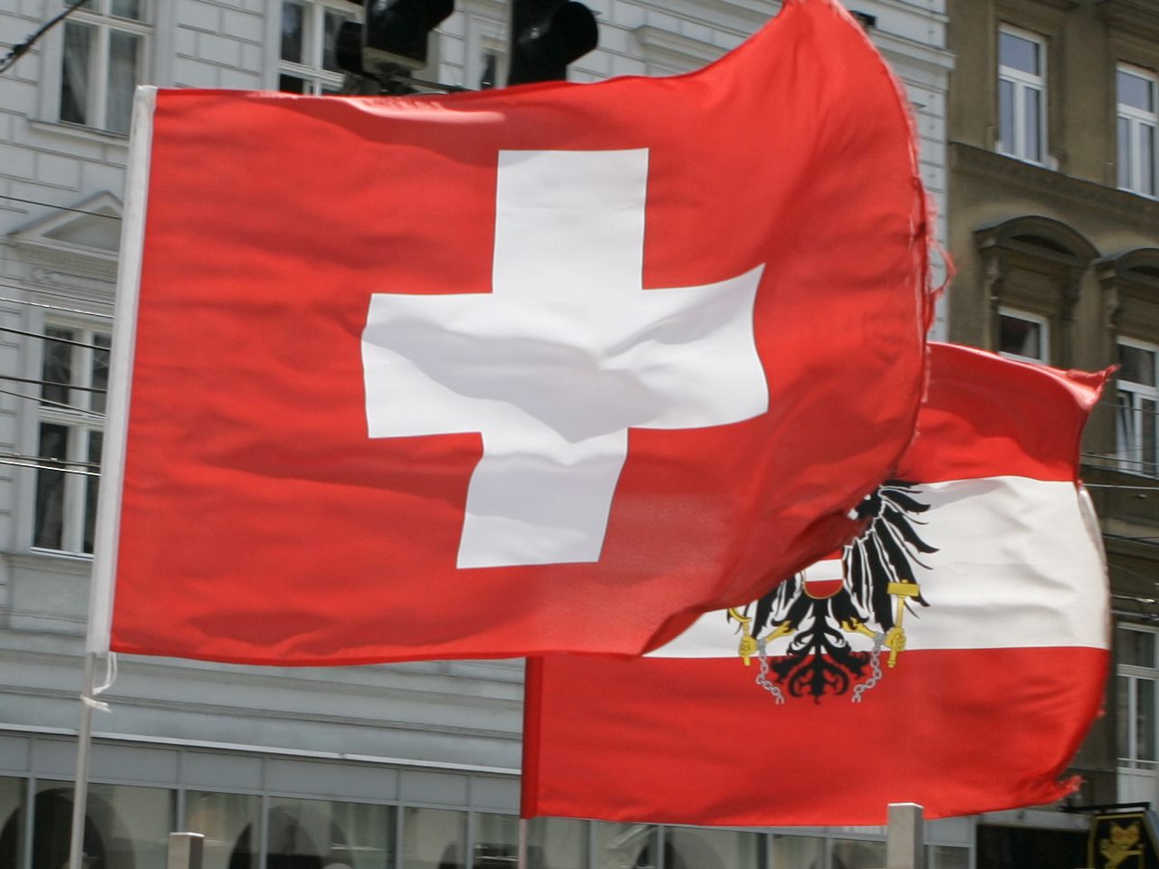 Österreich und Schweiz ermitteln nach den Bombendrohungen eigenständig.