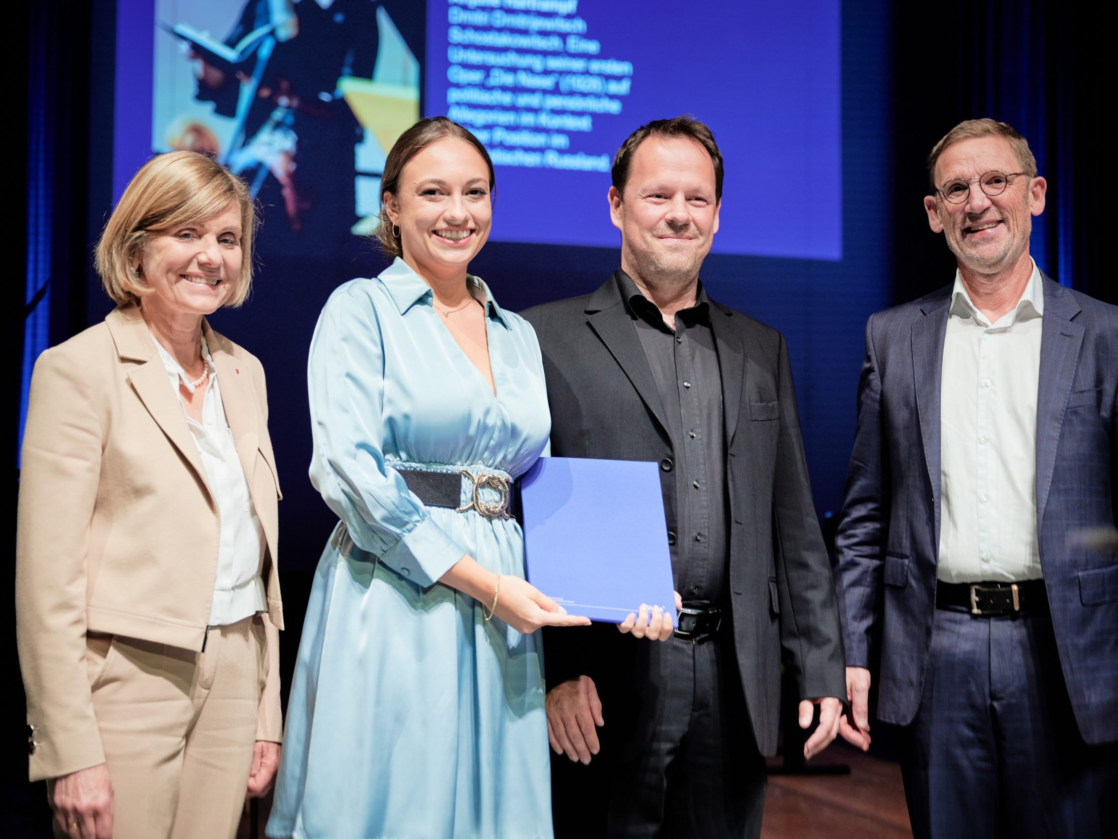Landesstatthalterin Barbara Schöbi-Fink, Rektor Jörg Maria Ortwein und die Studiengangsleitung mit Studierenden der Stella.