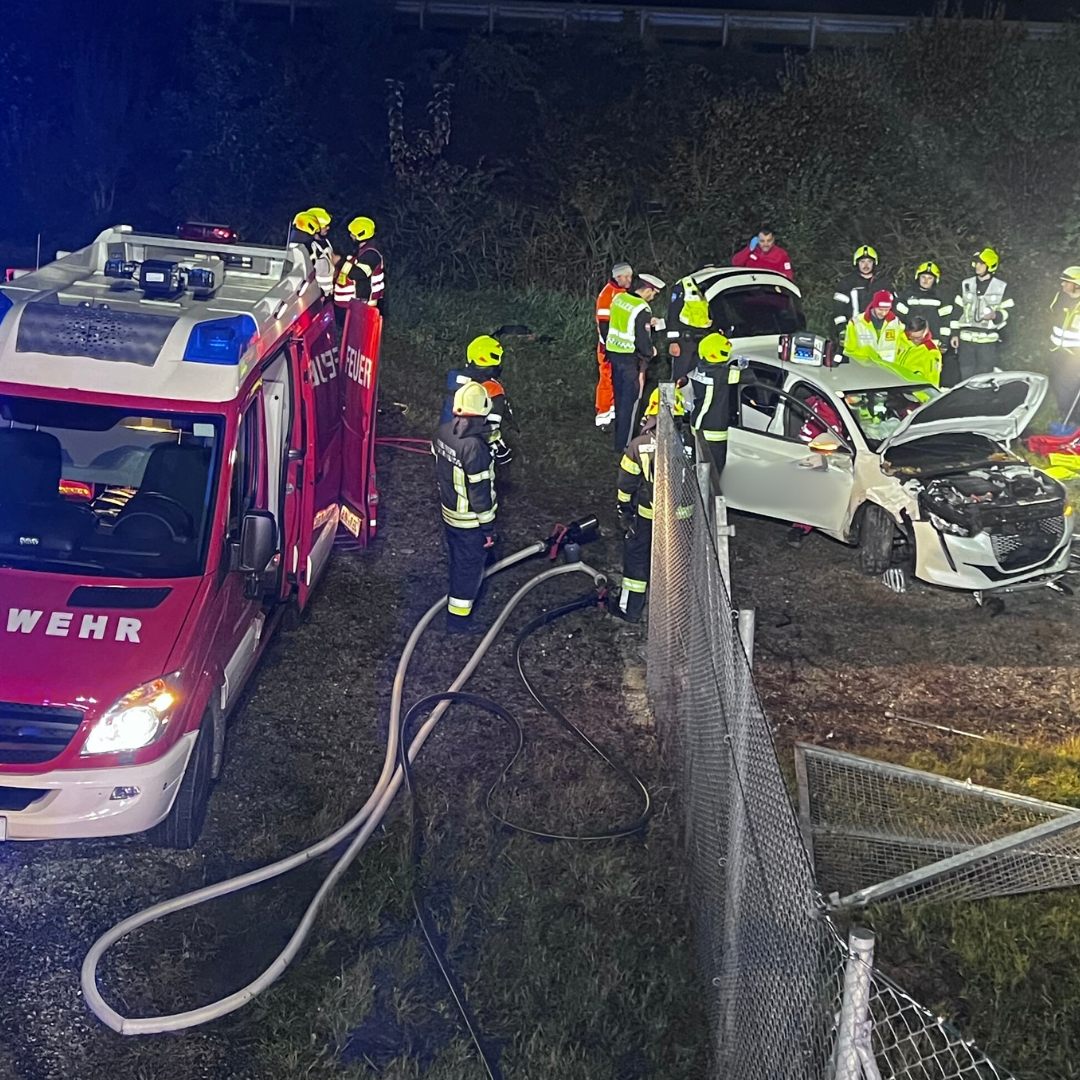 Das Unfallauto durchbrach einen Zaun.