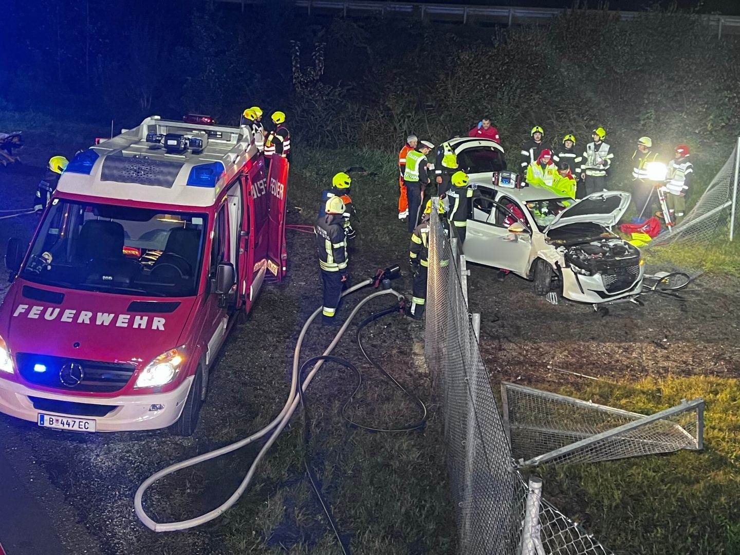 Das Unfallauto durchbrach einen Zaun.