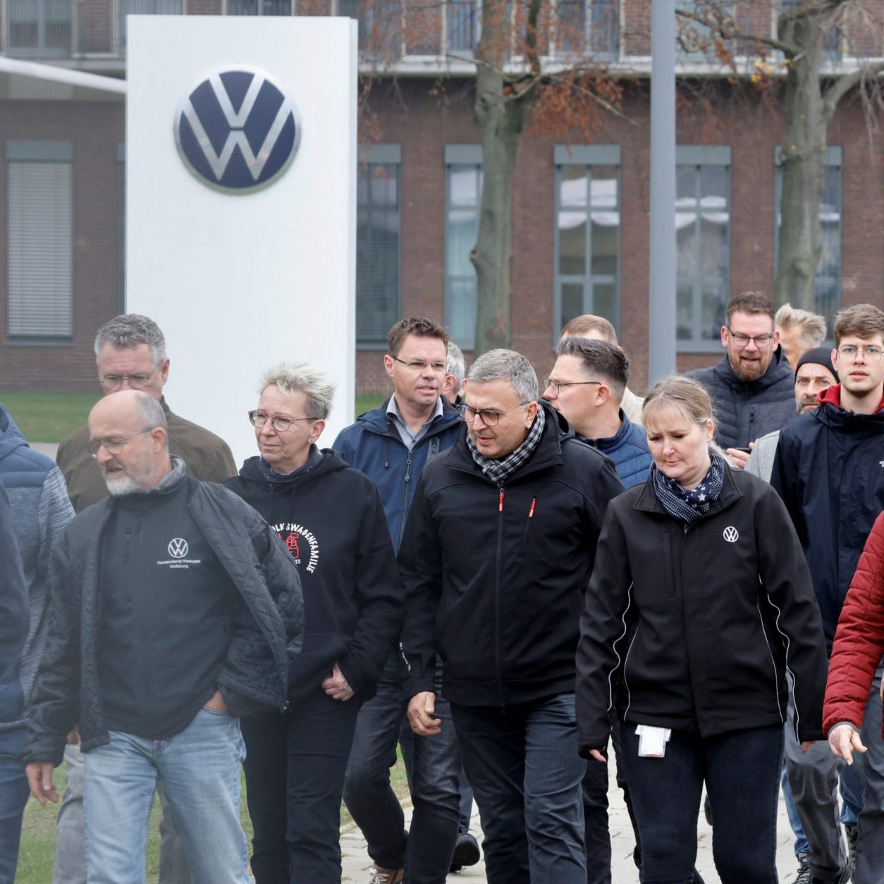 Die VW-Mitarbeiter verlassen das Werk nach den schlechten Nachrichten.