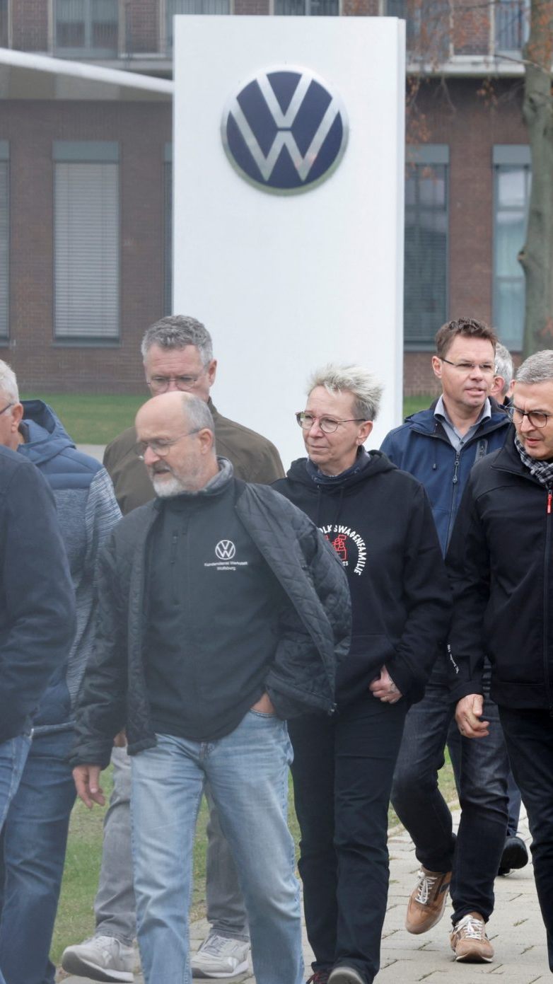 Die VW-Mitarbeiter verlassen das Werk nach den schlechten Nachrichten.