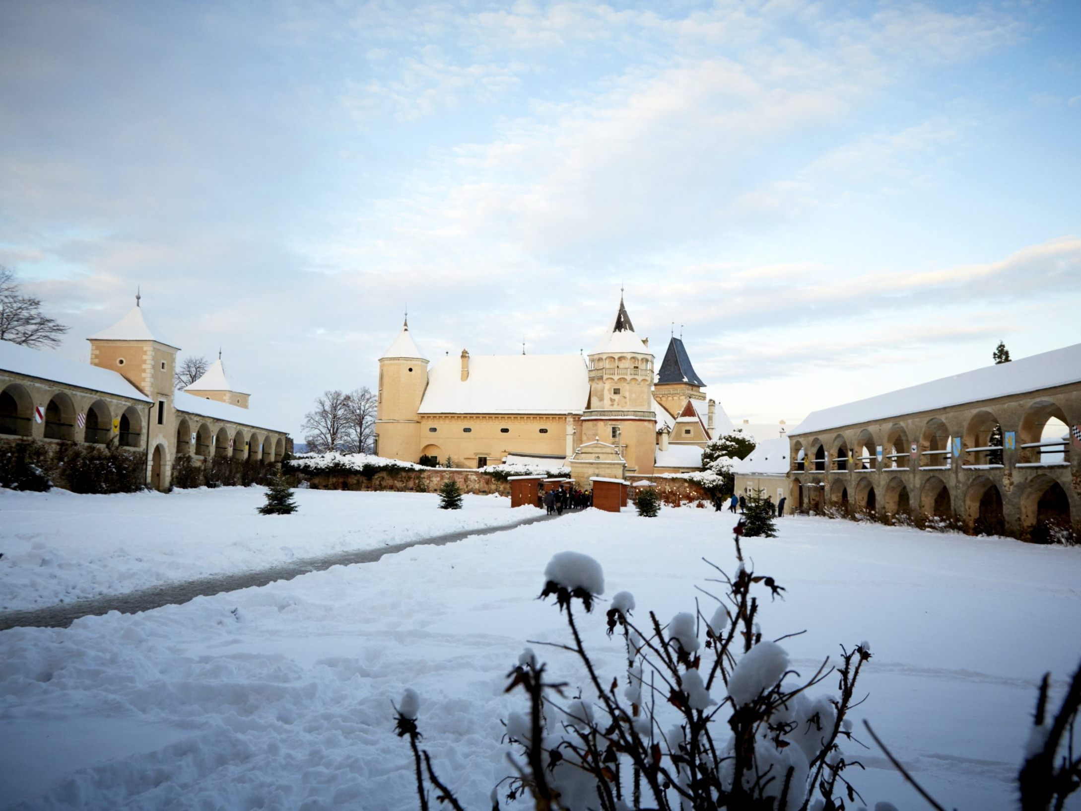 Der Adventzauber auf Schloss Rosenburg lädt zum Verweilen ein. Der Adventzauber auf Schloss Rosenburg lädt zum Verweilen ein.