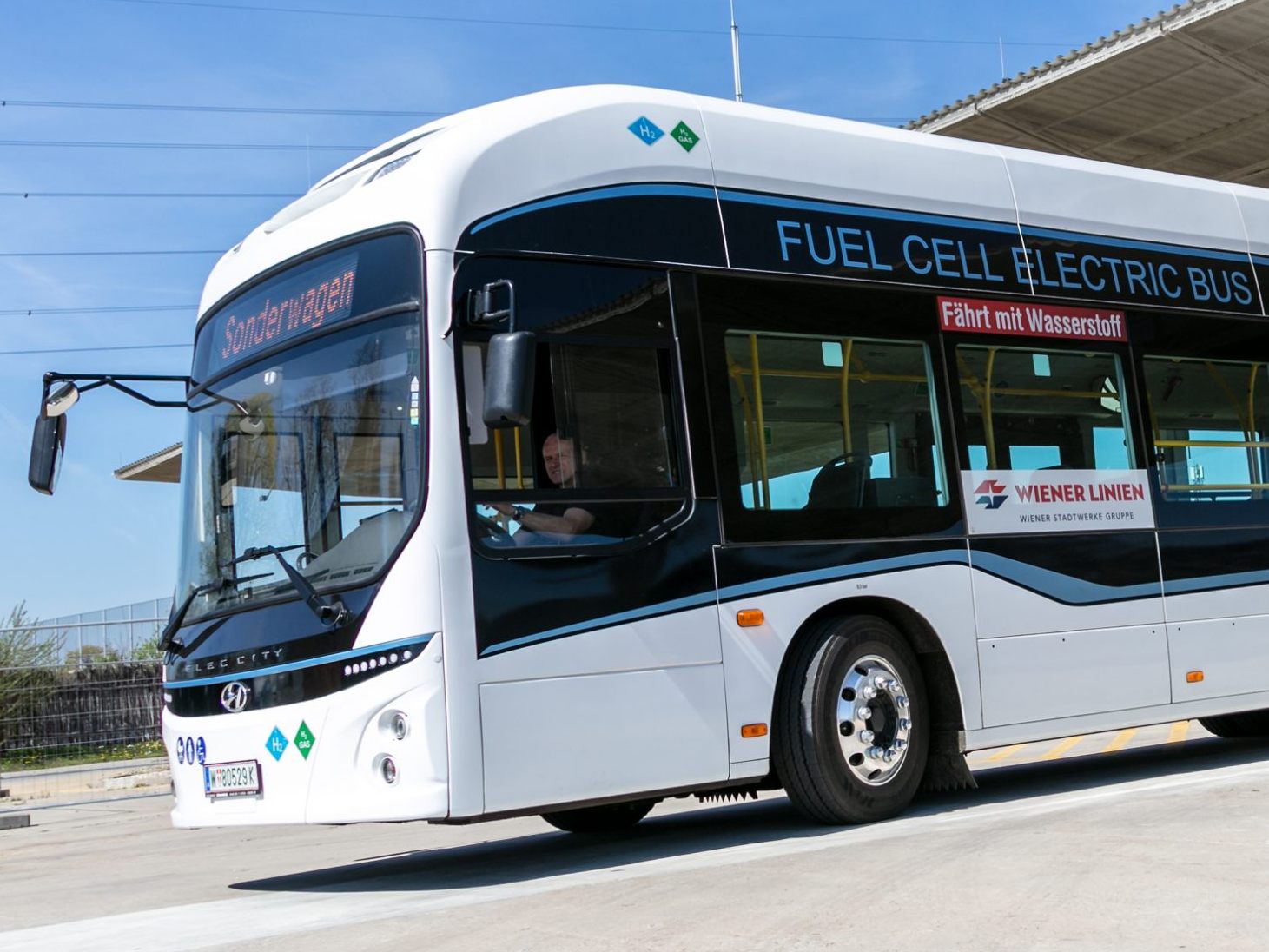Die Wiener Linien testen erneut einen Wasserstoff-Bus mit Fahrgästen. Die Wiener Linien testen erneut einen Wasserstoff-Bus mit Fahrgästen.