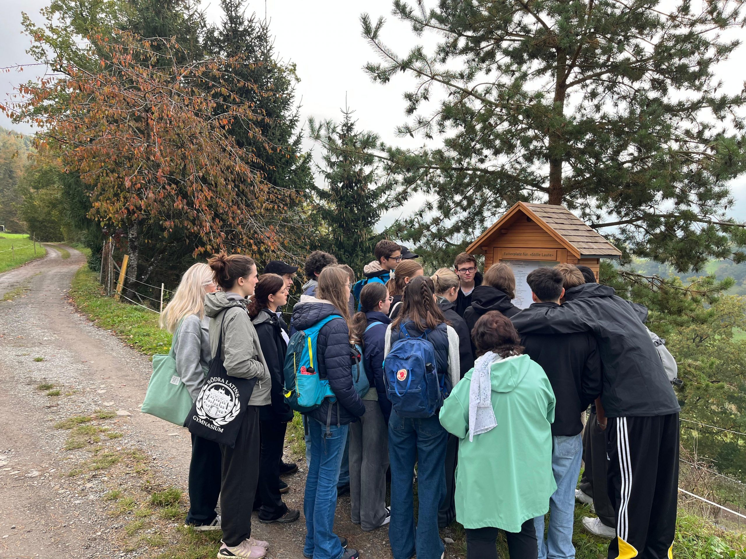 Die Jugendlichen mit Anni Mathes. Die Jugendlichen mit Anni Mathes.