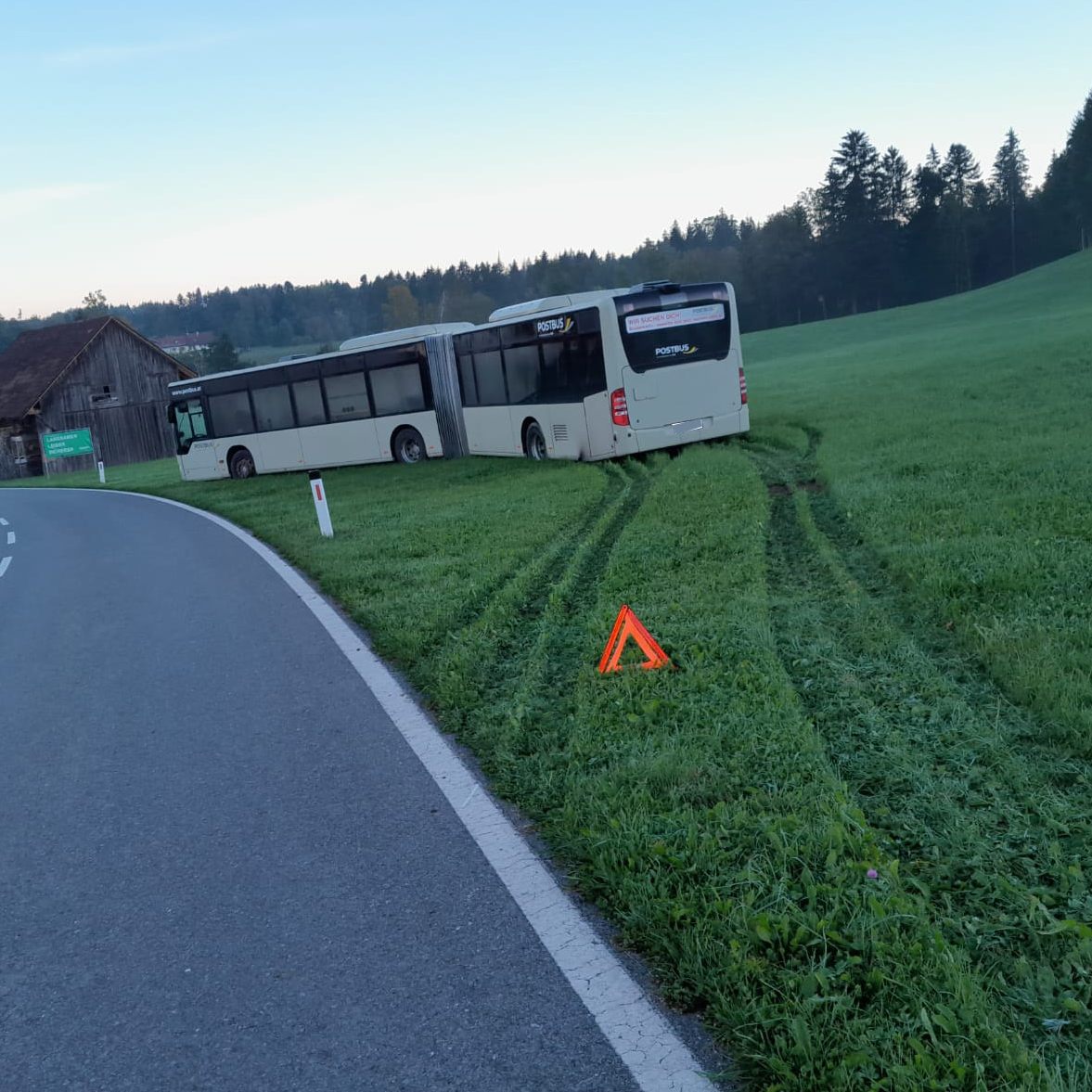 Der Postbus blieb in einer Wiese stecken,