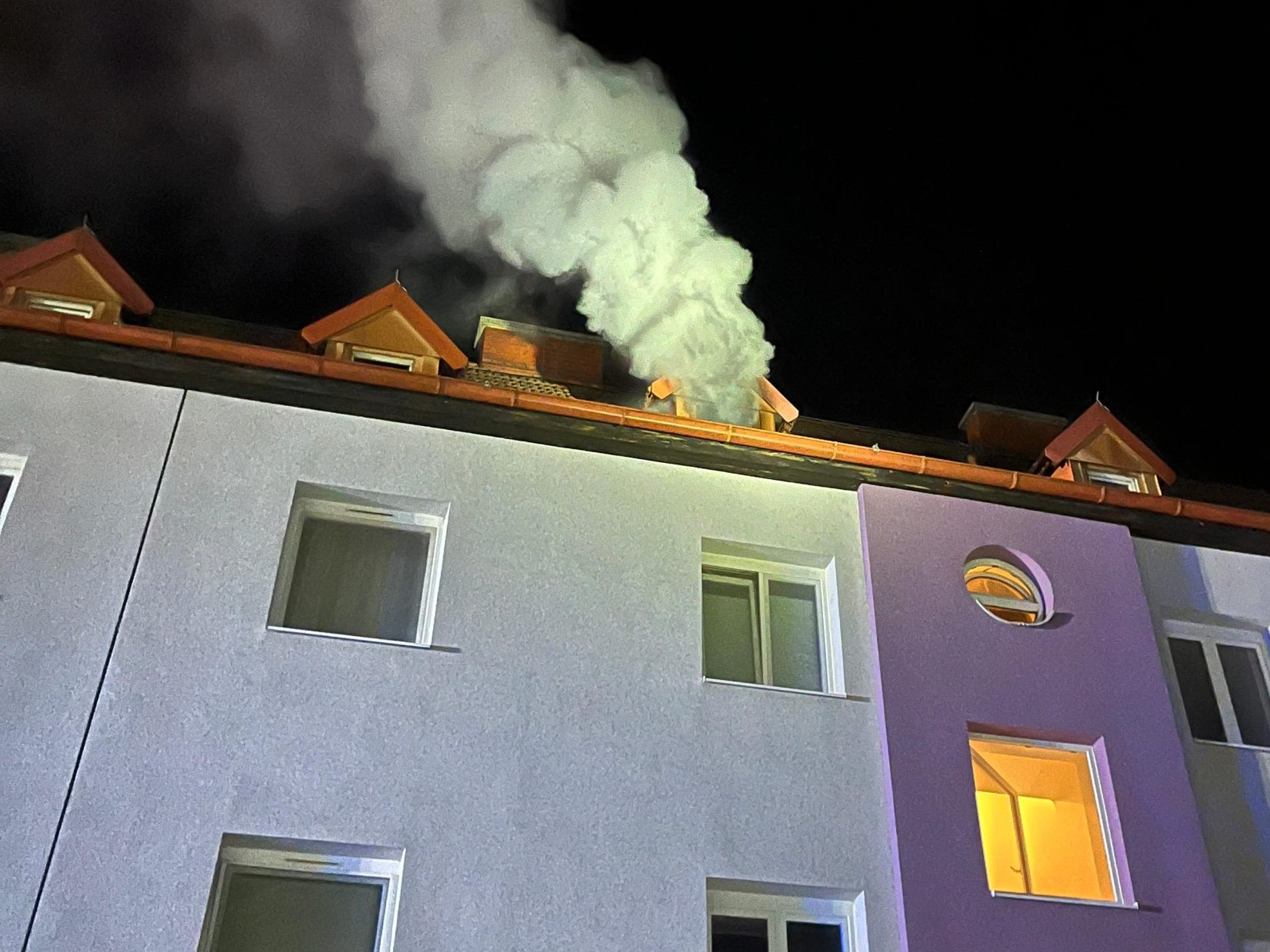 Ein Dachstuhlbrand forderte die FF Wr. Neustadt.